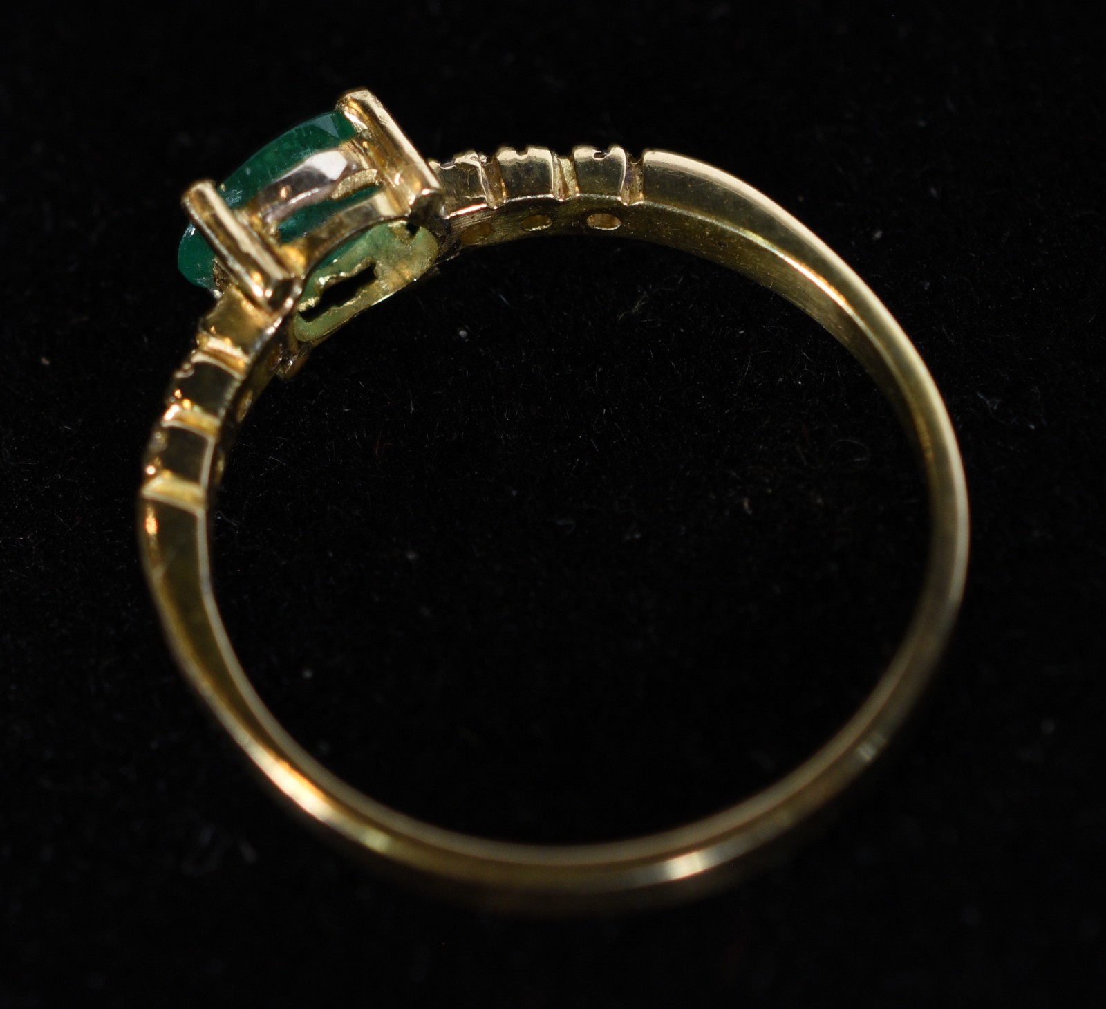 Anel de ouro 18k., contraste 750 mls, cravejado com 6 brilhantes e... - foto 8 de 8