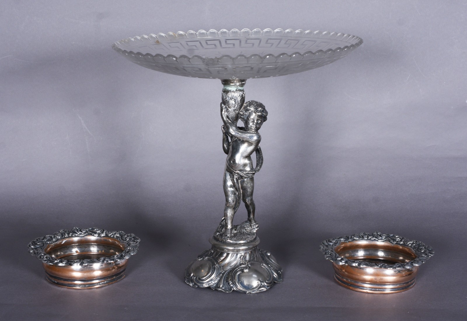 Tres peças de metal, sendo: fruteira com base na forma de "pucci"... - foto 1 de 11