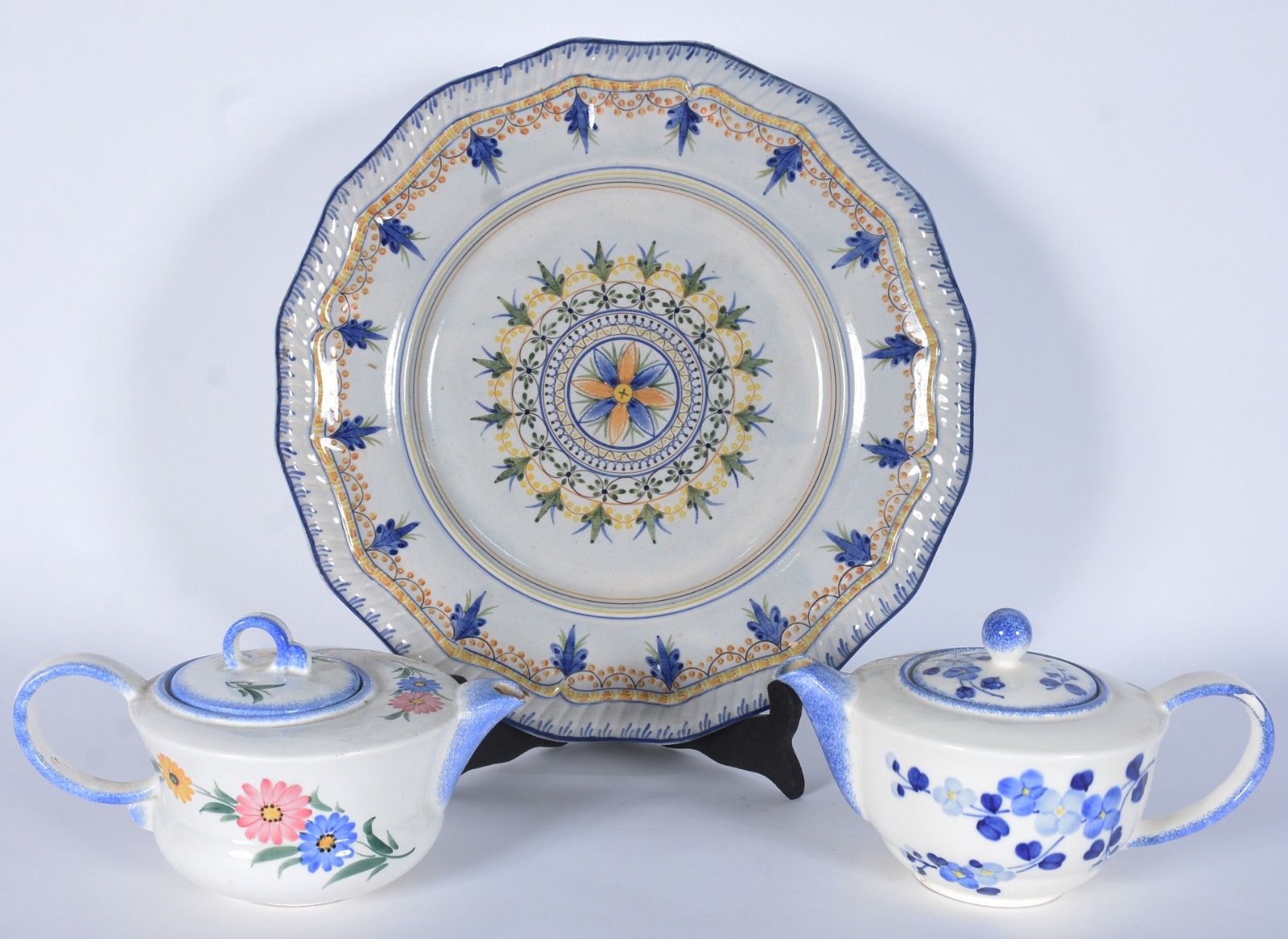 Tres peças diversas, sendo dois bules de porcelana alemã de Meissen... - foto 1 de 11