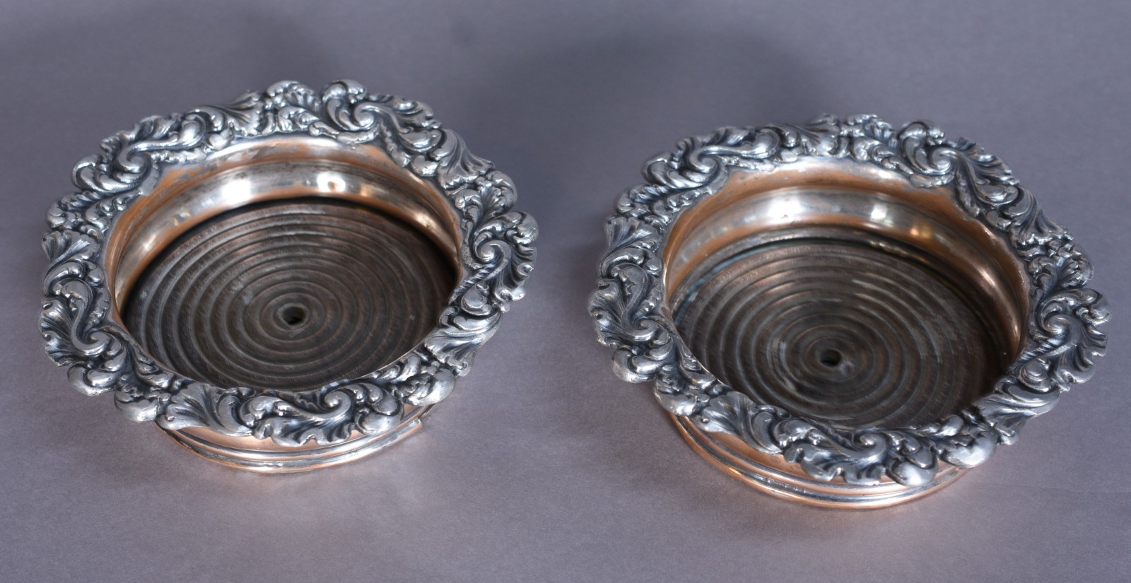 Tres peças de metal, sendo: fruteira com base na forma de "pucci"... - foto 8 de 11