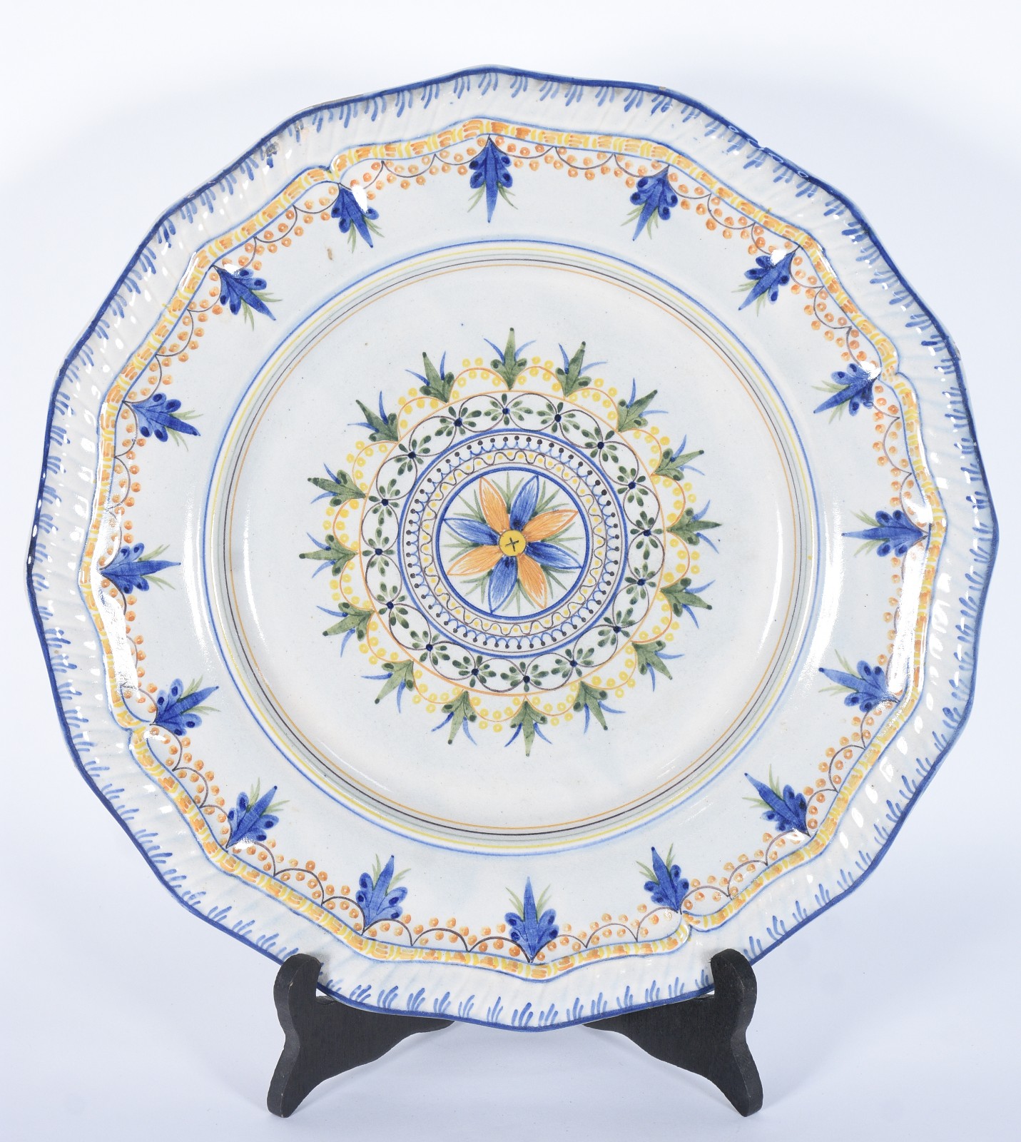 Tres peças diversas, sendo dois bules de porcelana alemã de Meissen... - foto 3 de 11