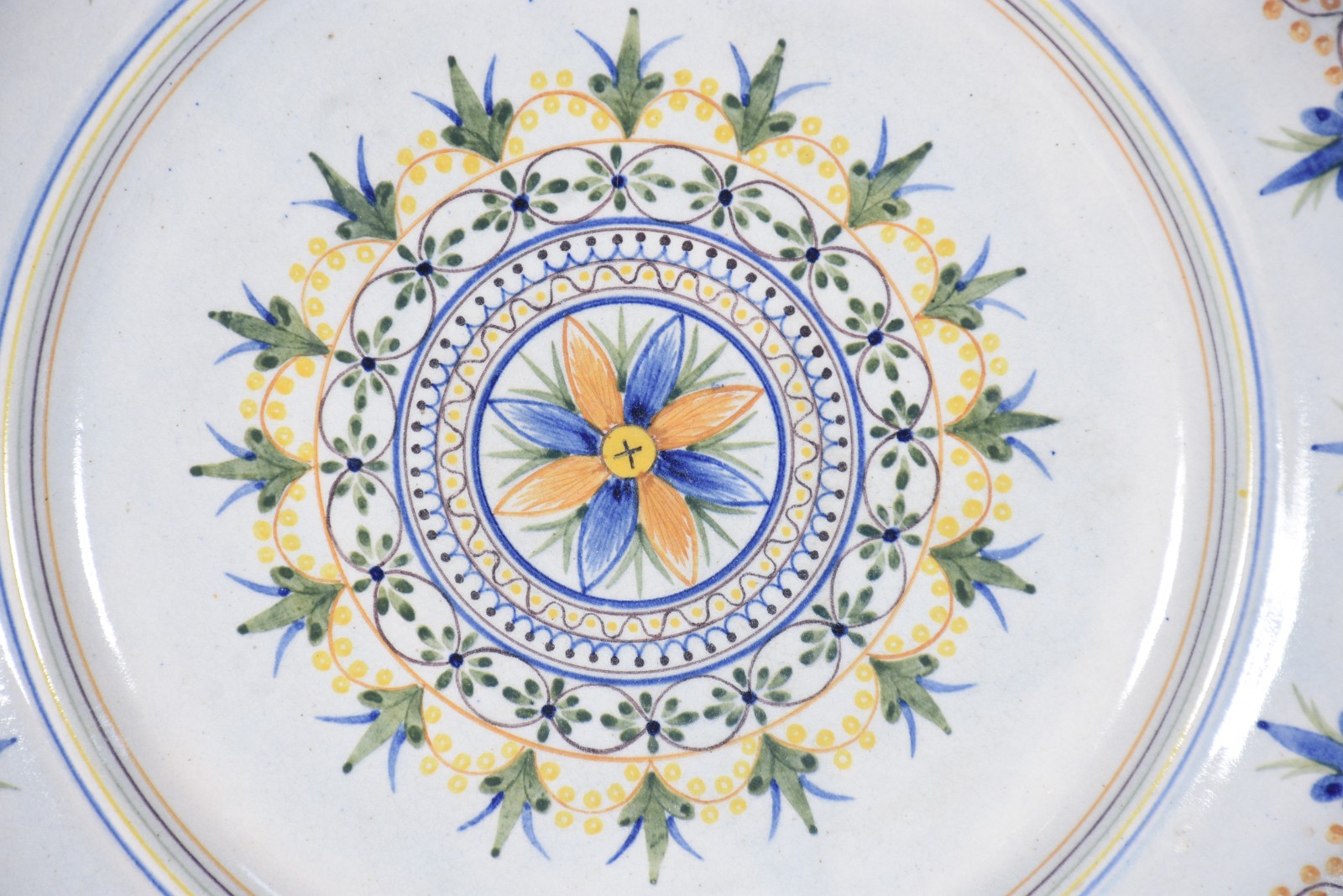 Tres peças diversas, sendo dois bules de porcelana alemã de Meissen... - foto 8 de 11