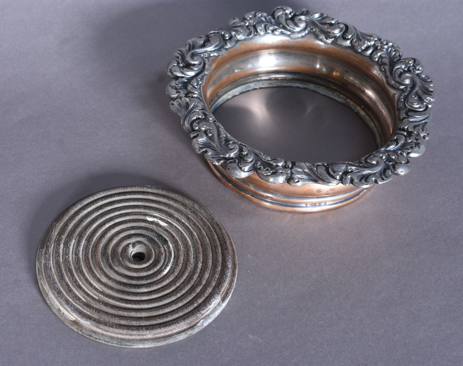 Tres peças de metal, sendo: fruteira com base na forma de "pucci"... - foto 10 de 11