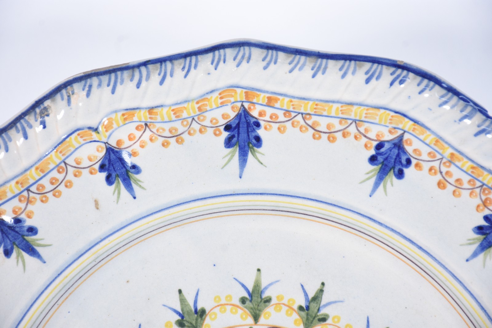 Tres peças diversas, sendo dois bules de porcelana alemã de Meissen... - foto 10 de 11