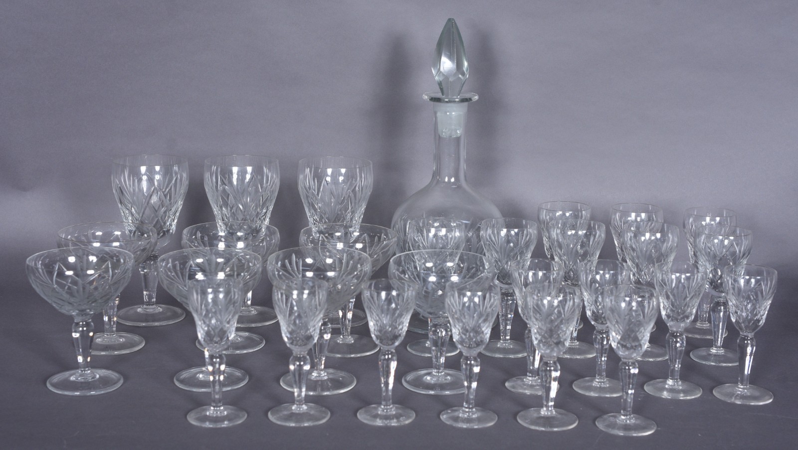 Serviço de cristal lapidado, composto de: 8 taças para champagne, 3... - foto 1 de 9