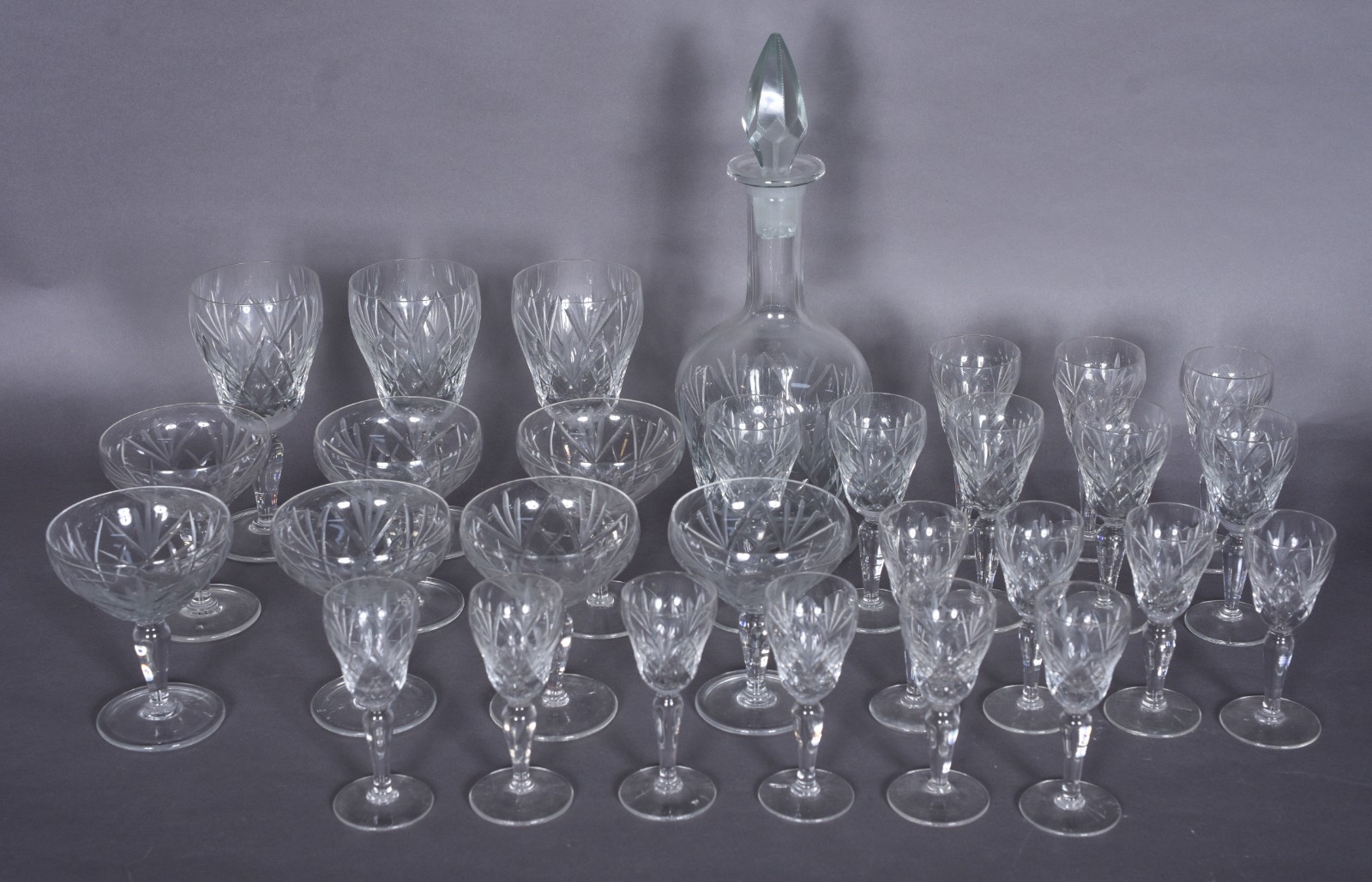Serviço de cristal lapidado, composto de: 8 taças para champagne, 3... - foto 2 de 9