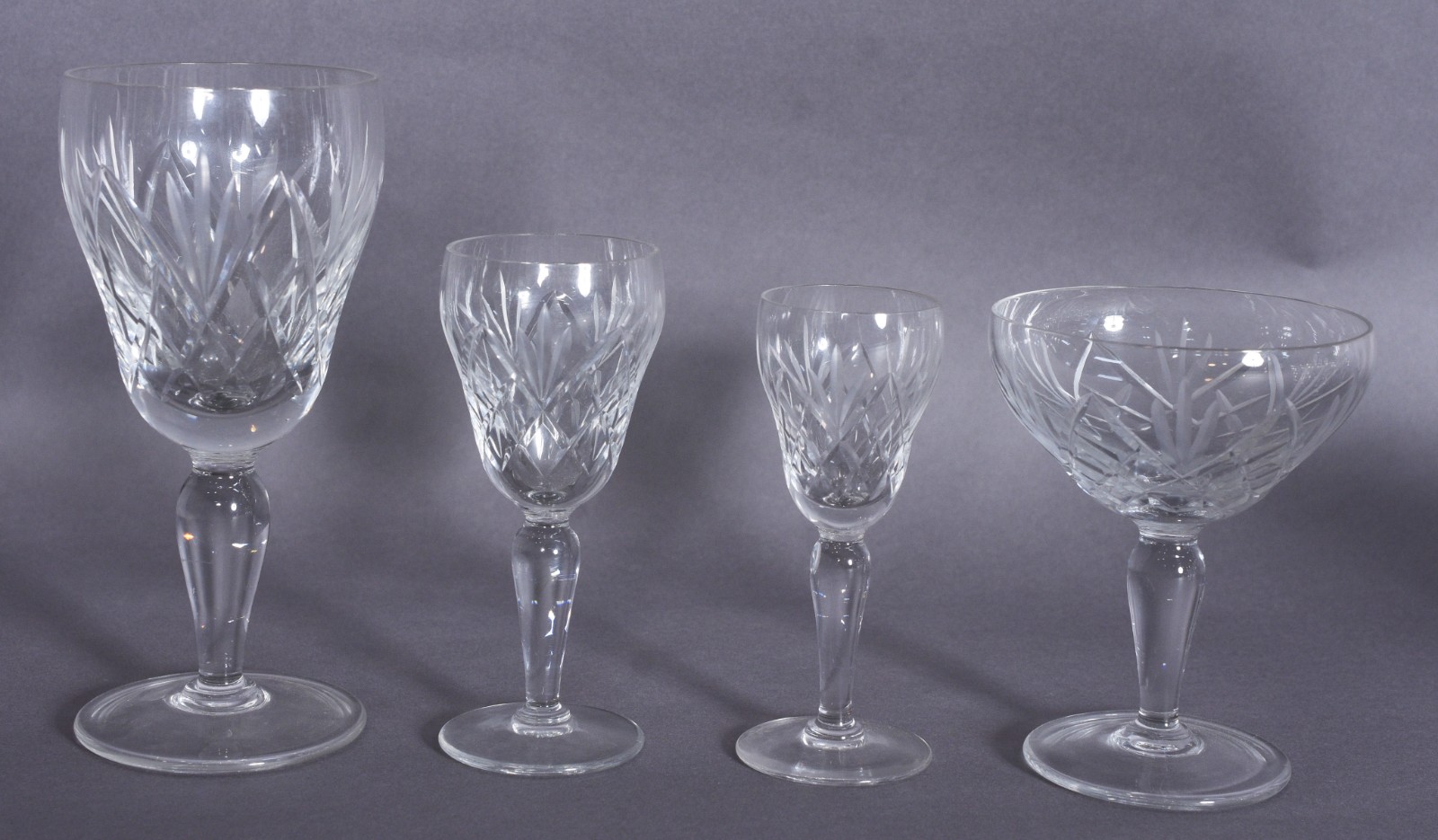 Serviço de cristal lapidado, composto de: 8 taças para champagne, 3... - foto 3 de 9