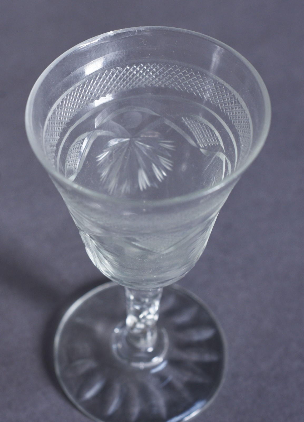 Serviço de cristal lapidado, composto de: 5 taças para champagne (4... - foto 5 de 6
