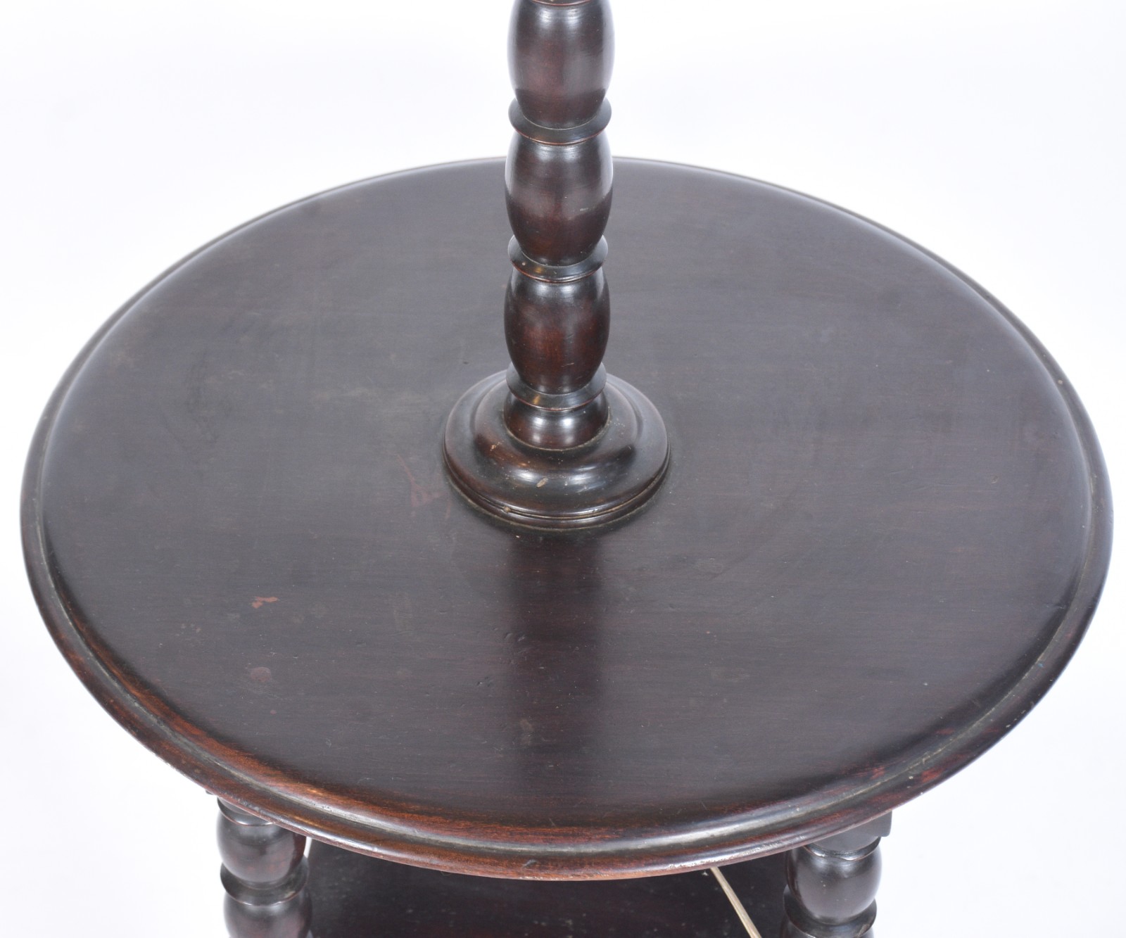 Mesa com abatjour acoplado de madeira nobre torneada, cúpula na cor... - foto 3 de 4