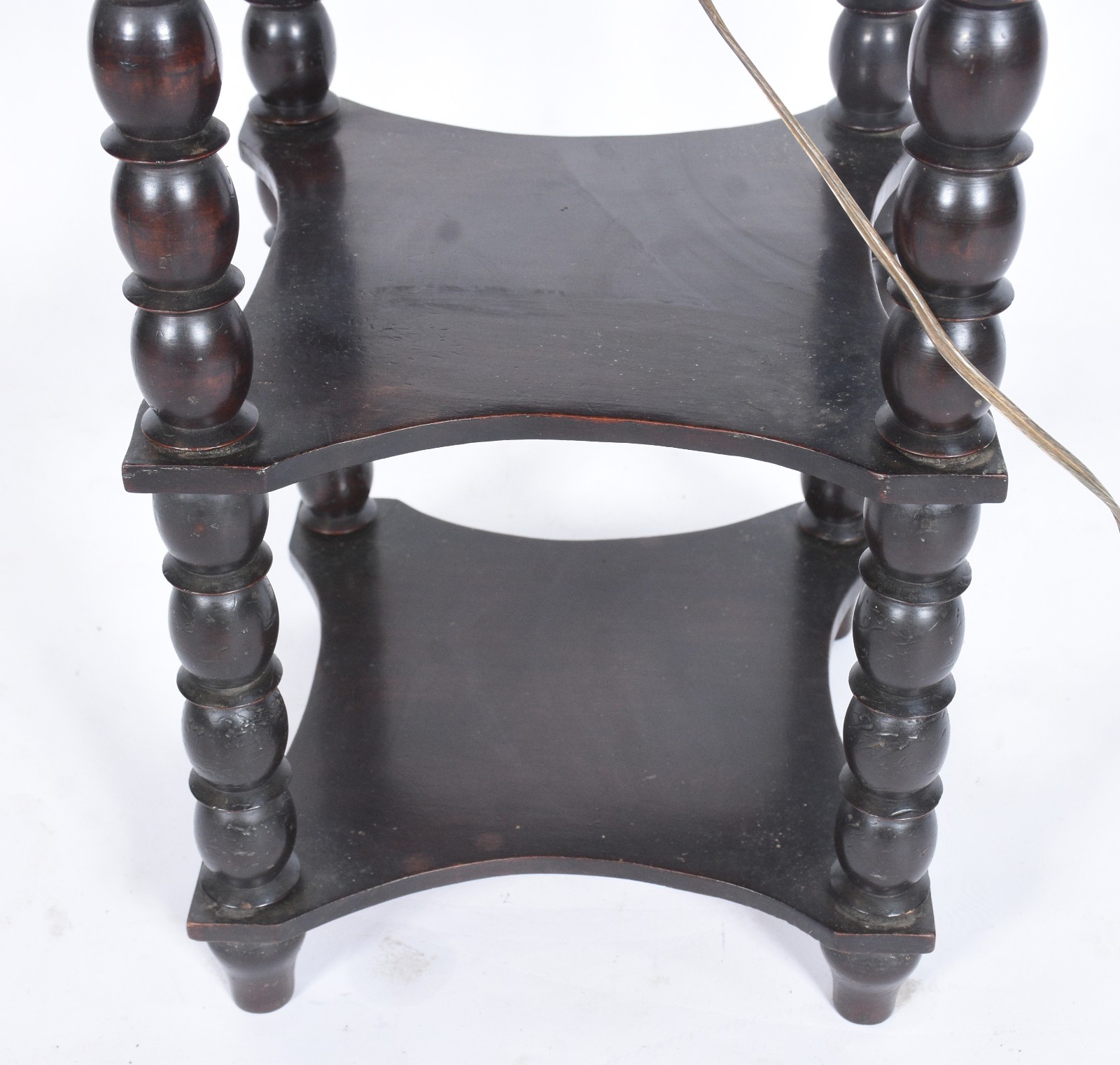 Mesa com abatjour acoplado de madeira nobre torneada, cúpula na cor... - foto 4 de 4
