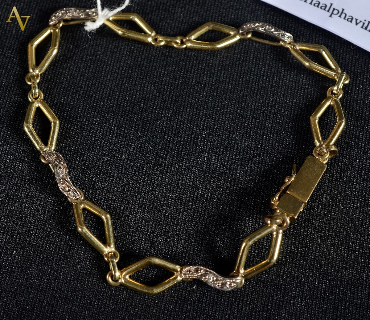 Antiga pulseira de ouro e com brilhantes - 7,3gr.
