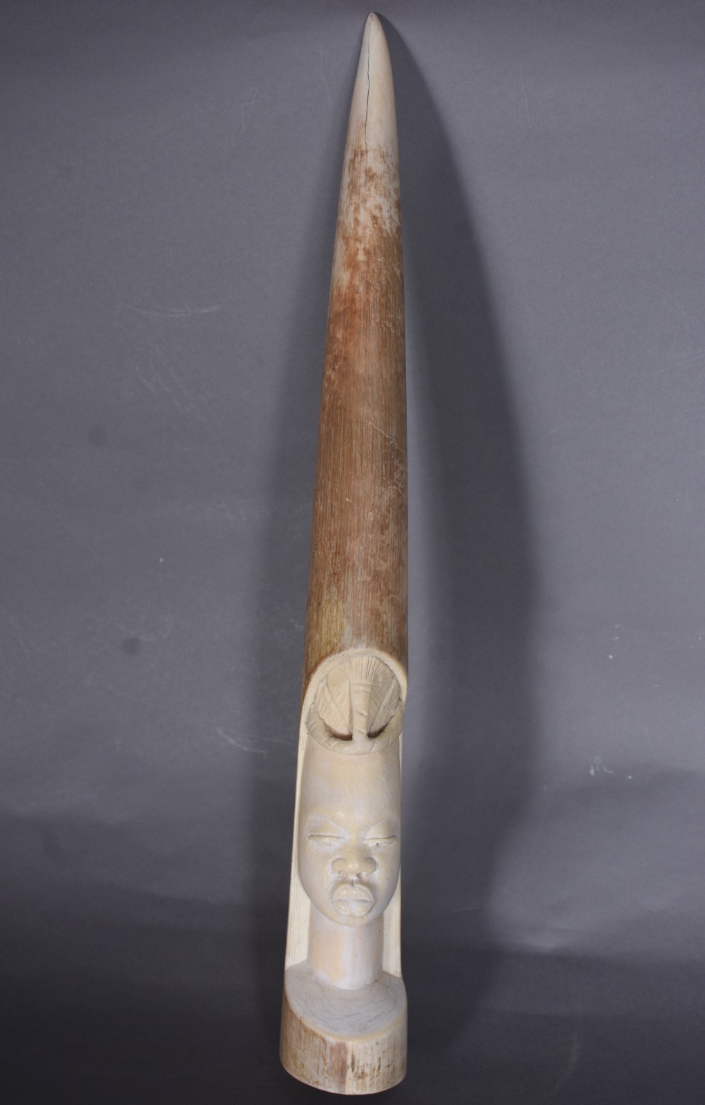 Presa de marfim entalhado com figura típica. - foto 4 de 7