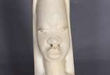 Presa de marfim entalhado com figura feminina. - Presa de marfim entalhado com figura feminina.