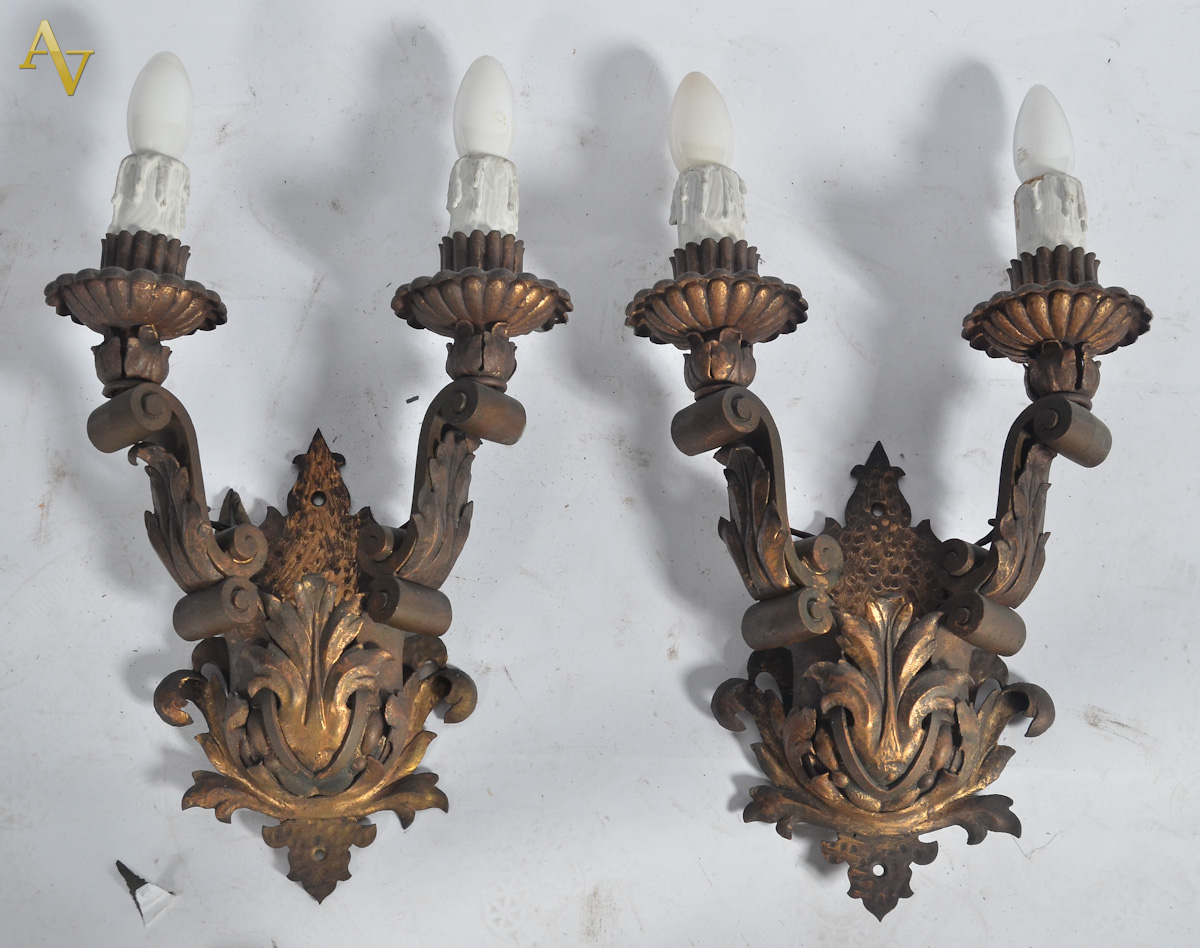 Par de apliques para 2 luzes cada de metal dourado, alt.total 40 cm.