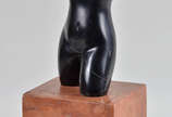 BRUNO GIORGI - Escultura de mármore negro repre... - BRUNO GIORGI - Escultura de mármore negro representando Torso Feminino. Base de mármore rajado na cor laranja. Alt. total: 43 cm.