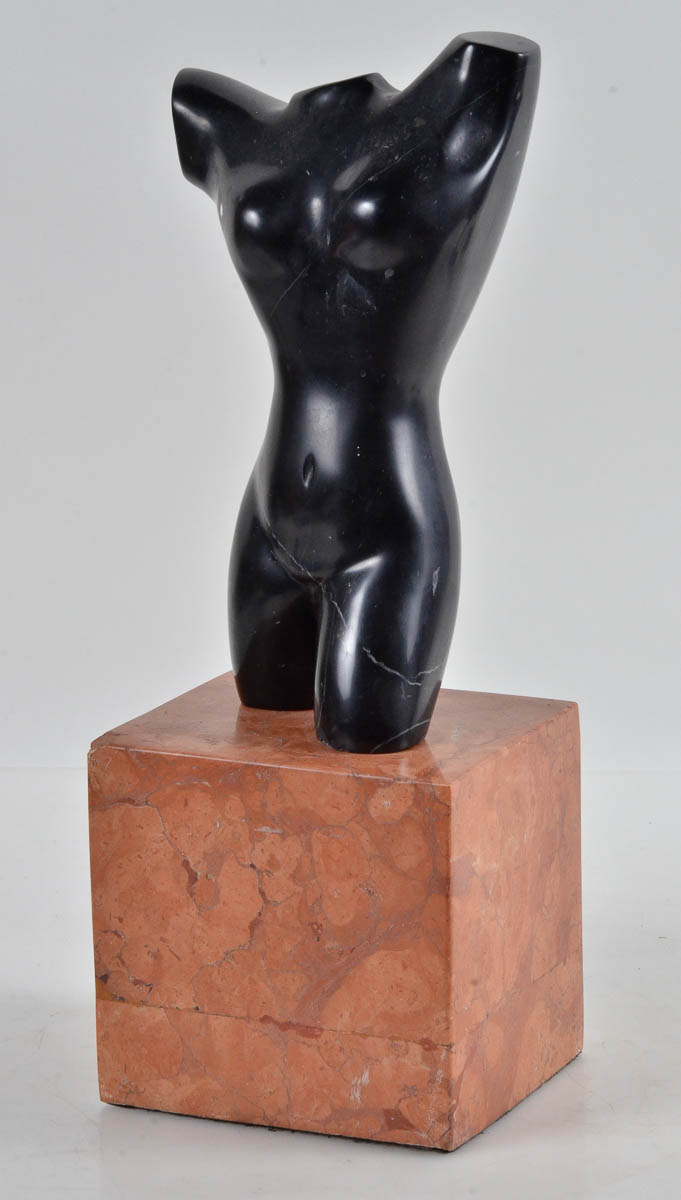 BRUNO GIORGI - Escultura de mármore negro representando Torso...