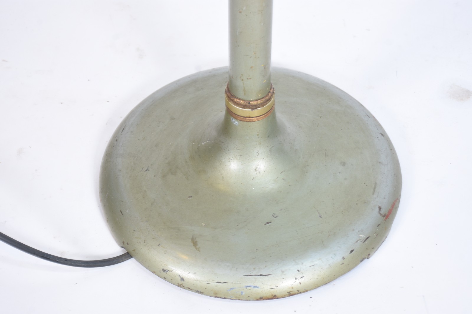 Mesa de metal com abatjour acoplado, para 3 luzes. Metal com... - foto 2 de 6