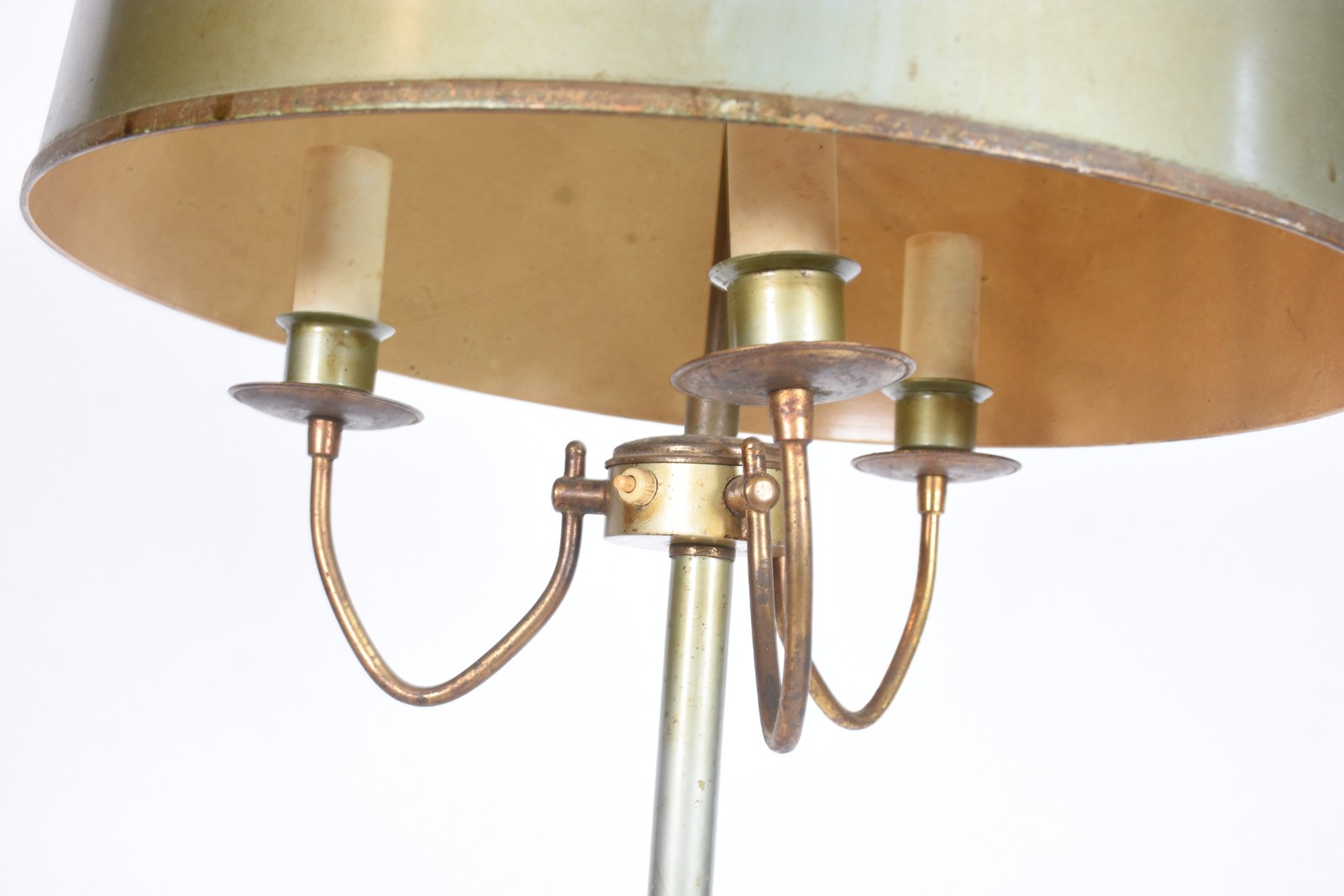 Mesa de metal com abatjour acoplado, para 3 luzes. Metal com... - foto 4 de 6