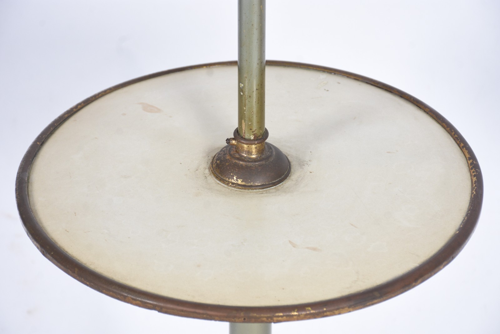 Mesa de metal com abatjour acoplado, para 3 luzes. Metal com... - foto 6 de 6