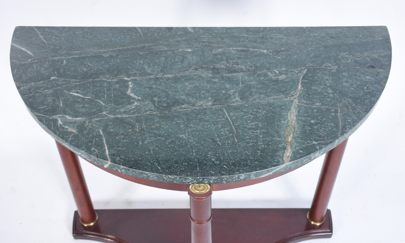 Mesa de madeira feitio meia lua, tampo de mármore verde. - foto 4 de 6
