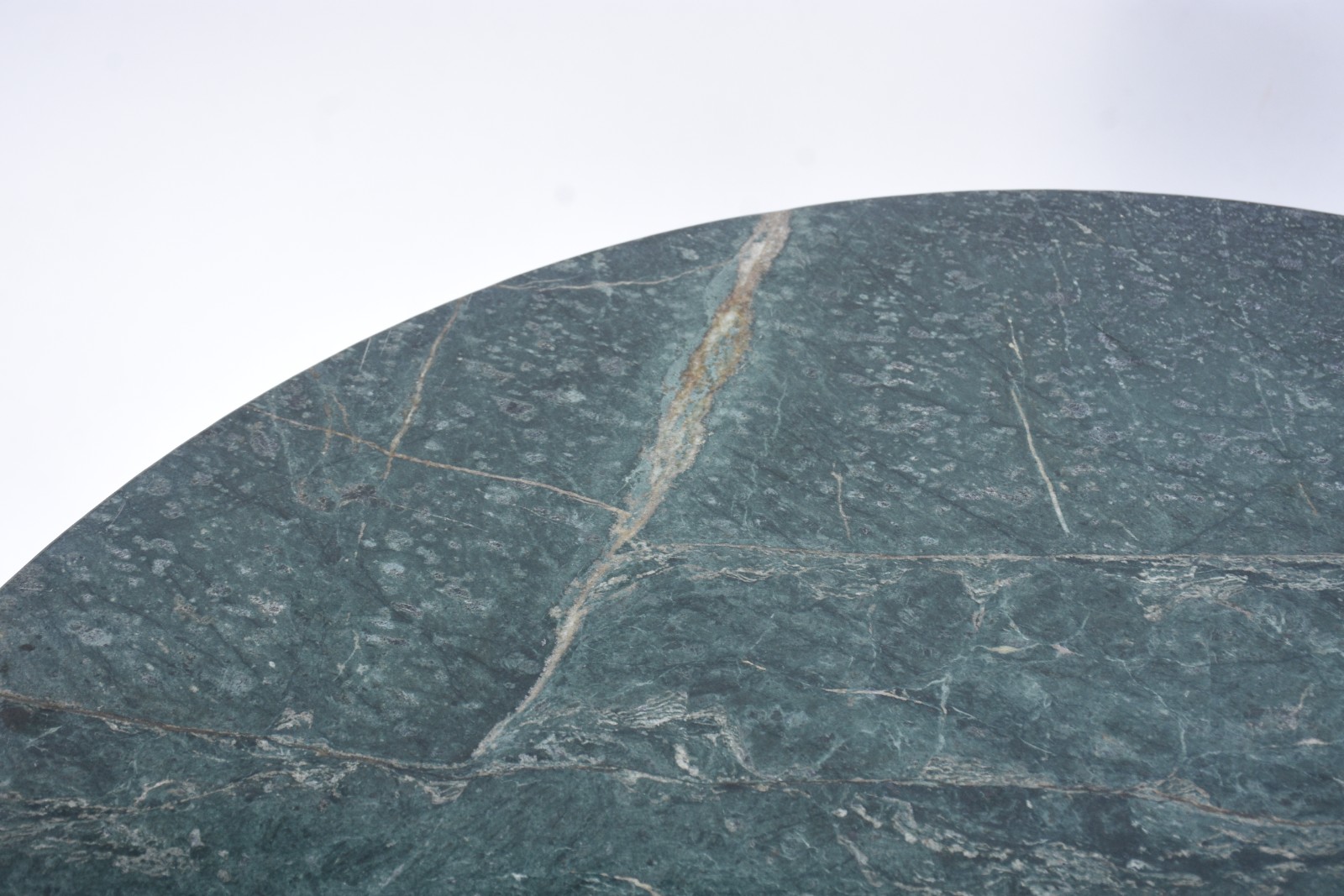 Mesa de madeira feitio meia lua, tampo de mármore verde. - foto 6 de 6