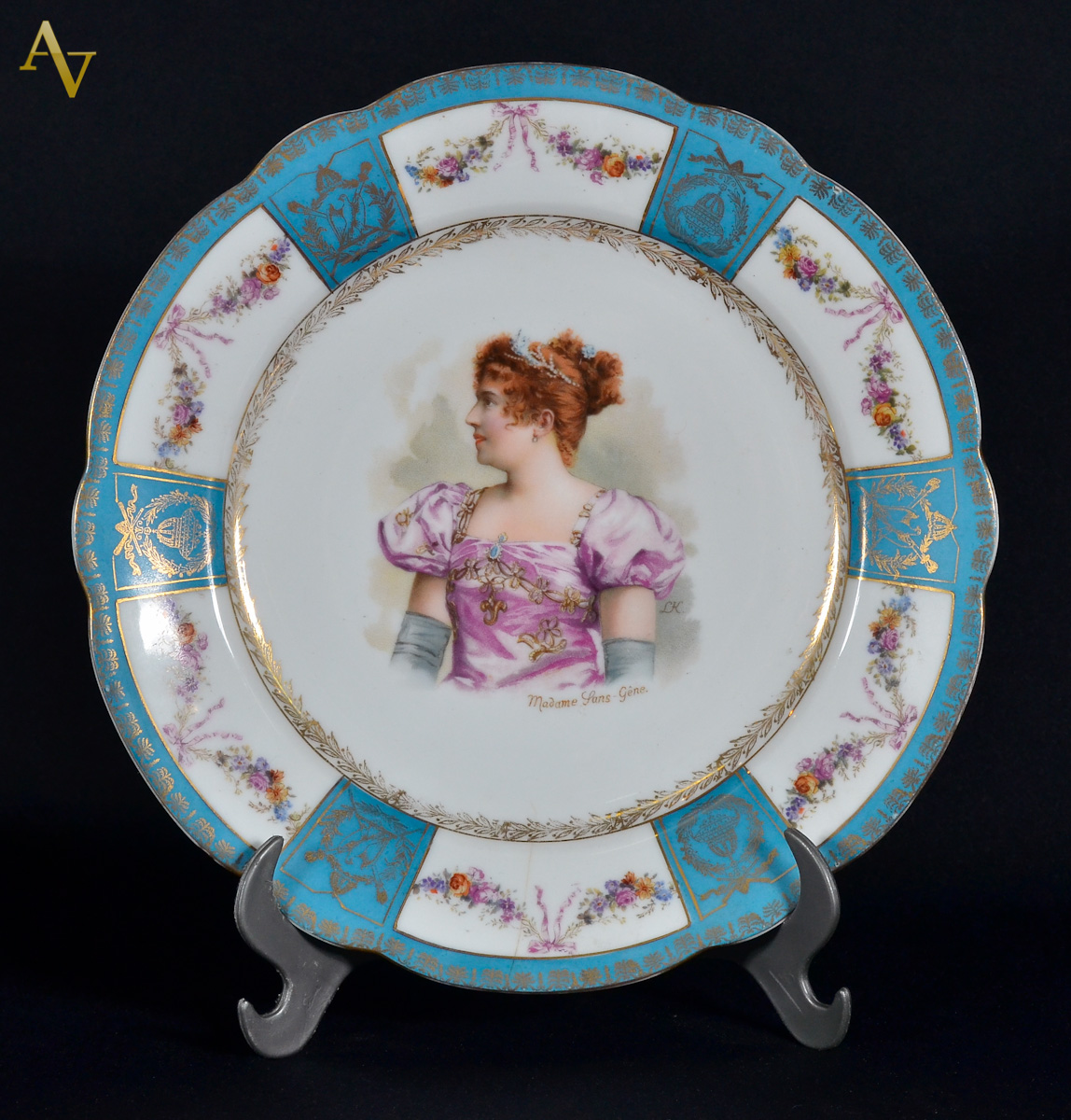 Prato de porcelana francesa Napoleão, com figura de Mme. SANS GENE em...