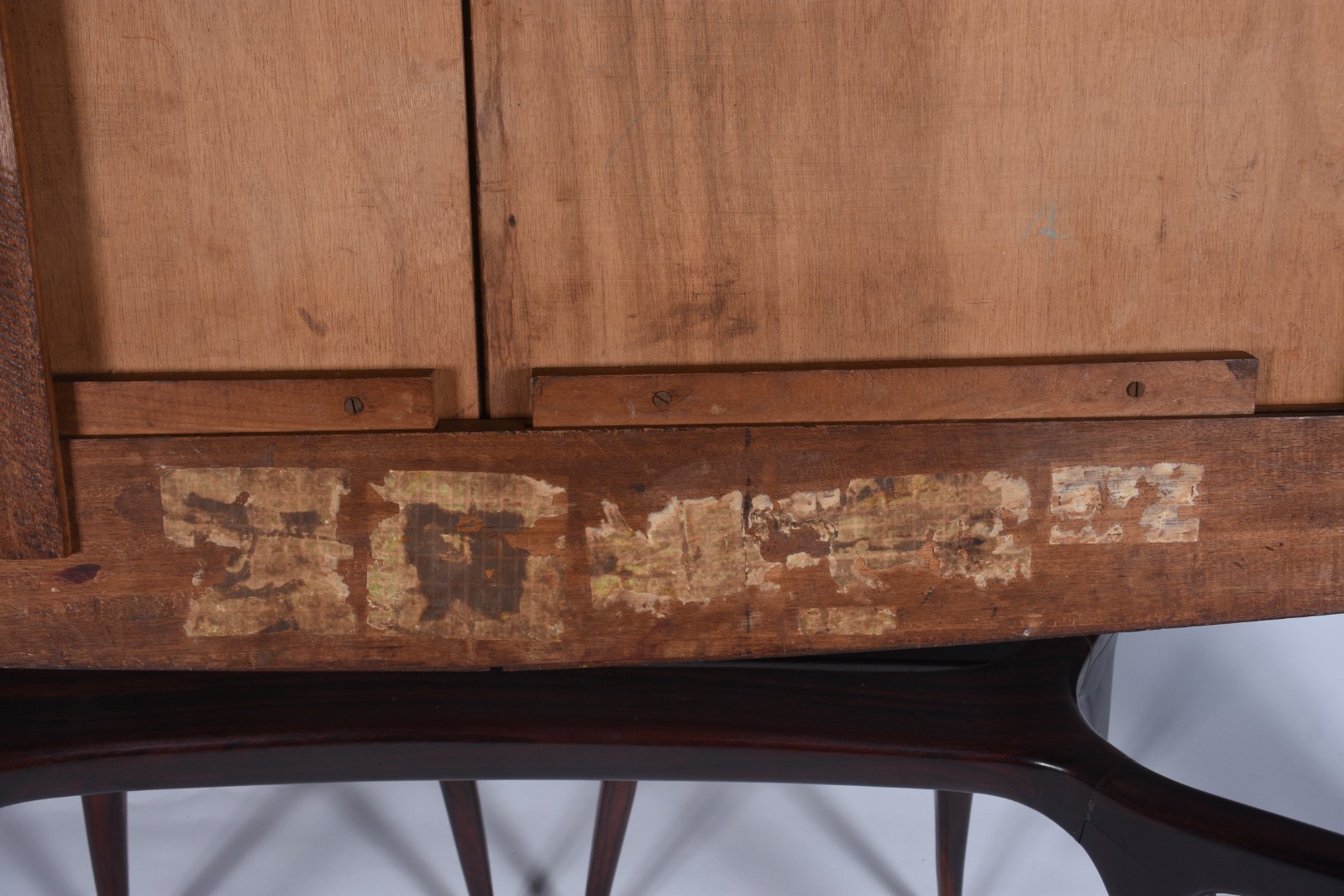 Mesa de jantar de madeira nobre, design moderno dos anos 60, com... - foto 6 de 9