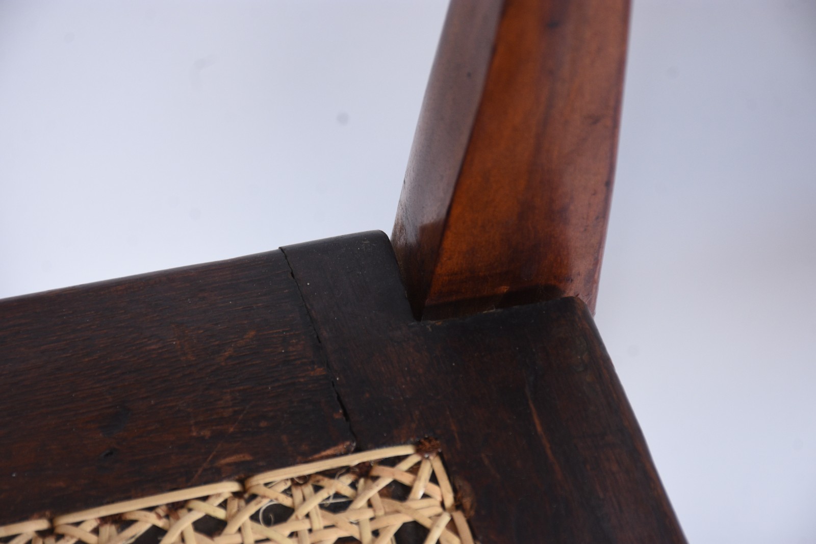 Mesa de jantar de madeira nobre, design moderno dos anos 60, com... - foto 8 de 9