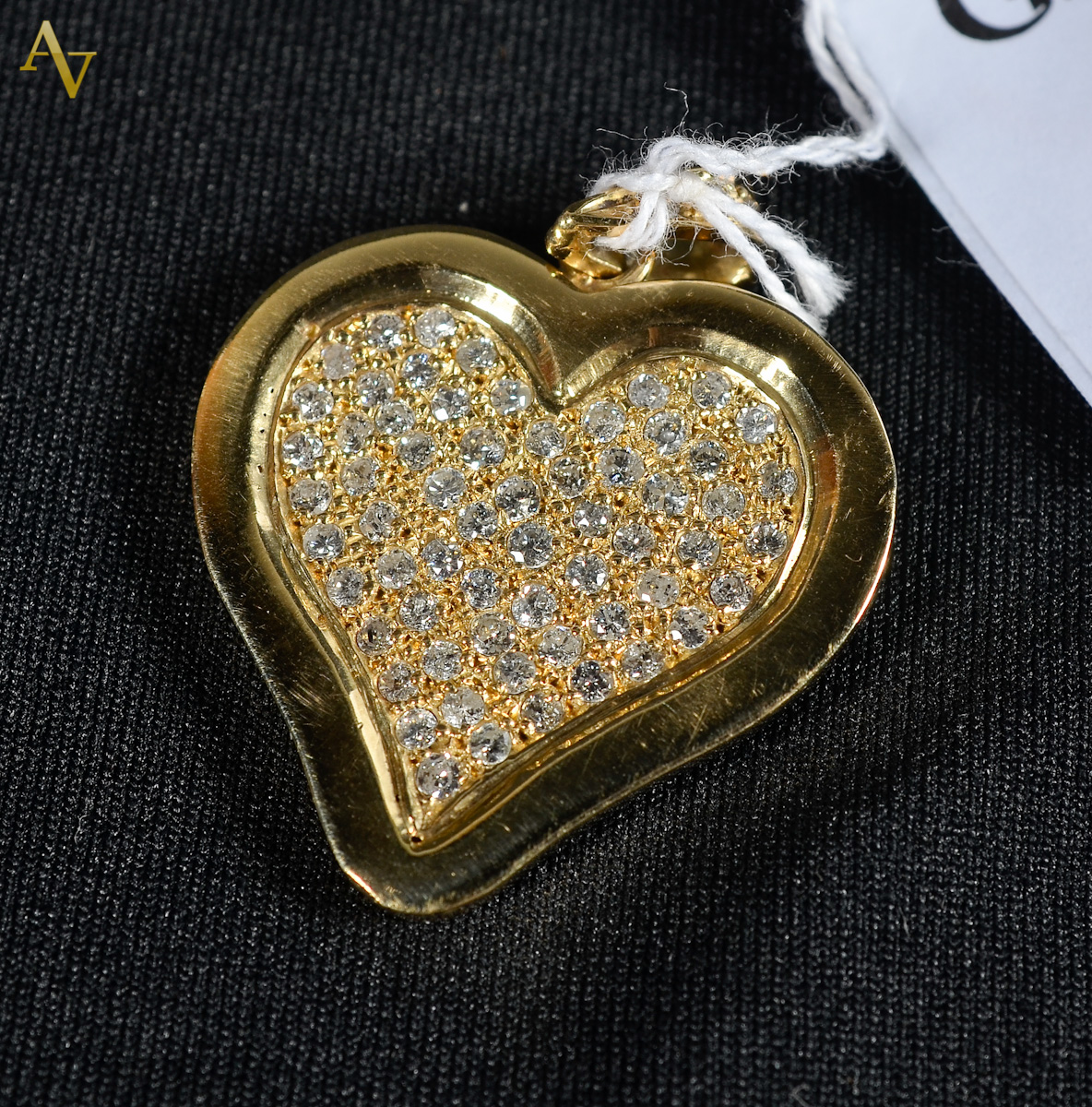Coracao pendente - ouro 18 k e pave de brilhantes. Peso total. 11,8...
