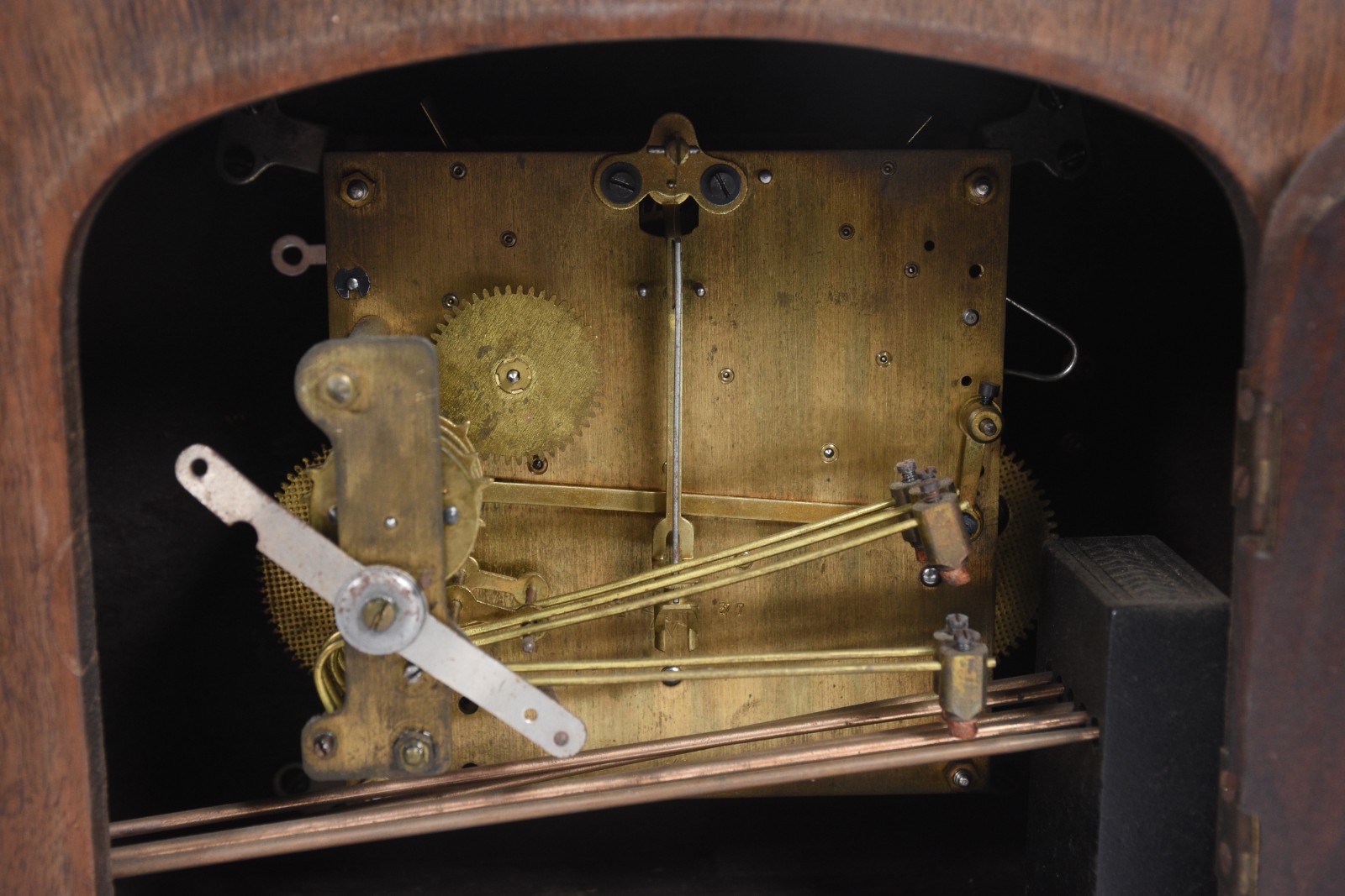 Relógio carrilhão de mesa, caixa de madeira. Máquina parada... - foto 10 de 10