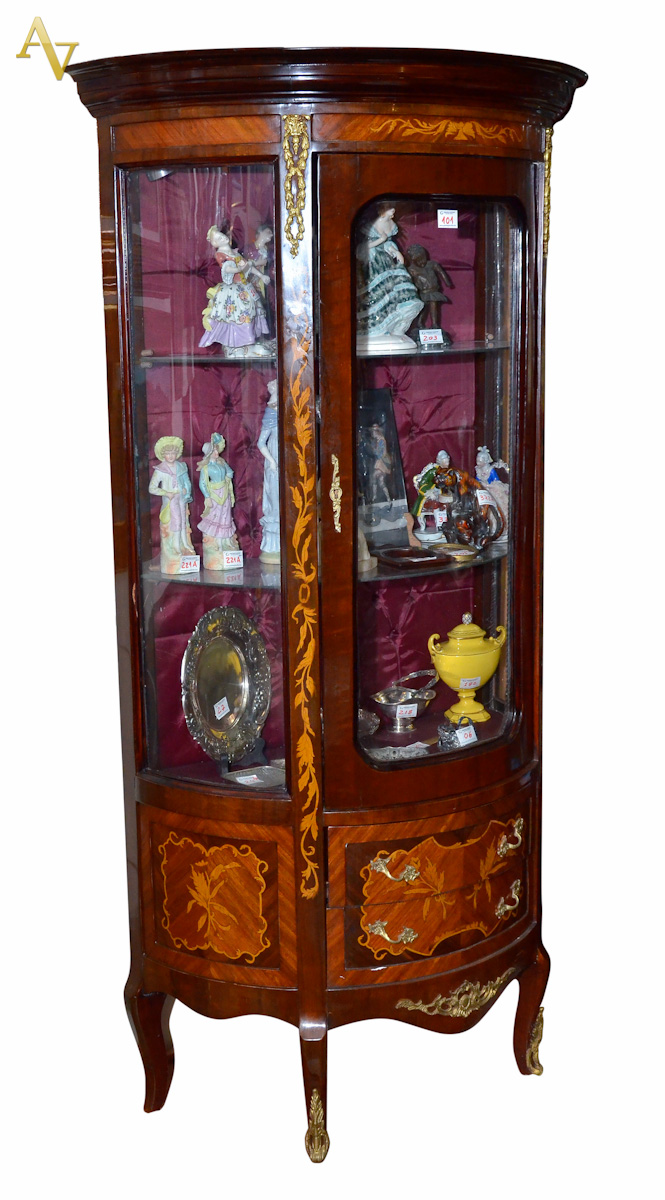 Vitrine estio frances feitio bombé, duas gavetas externas, porta e...