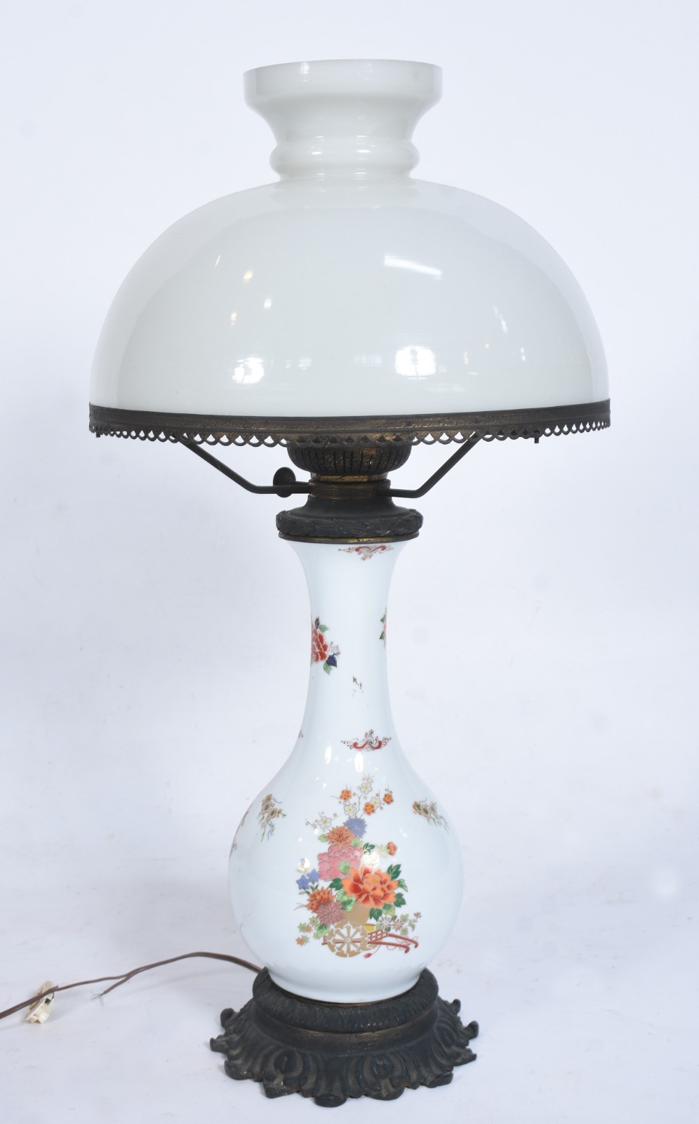 Abatjour de porcelana branca com flores em policromia, cúpula... - foto 1 de 6