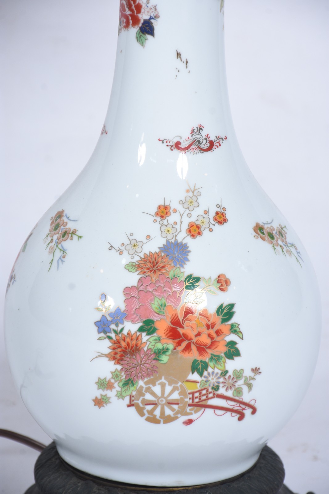 Abatjour de porcelana branca com flores em policromia, cúpula... - foto 3 de 6