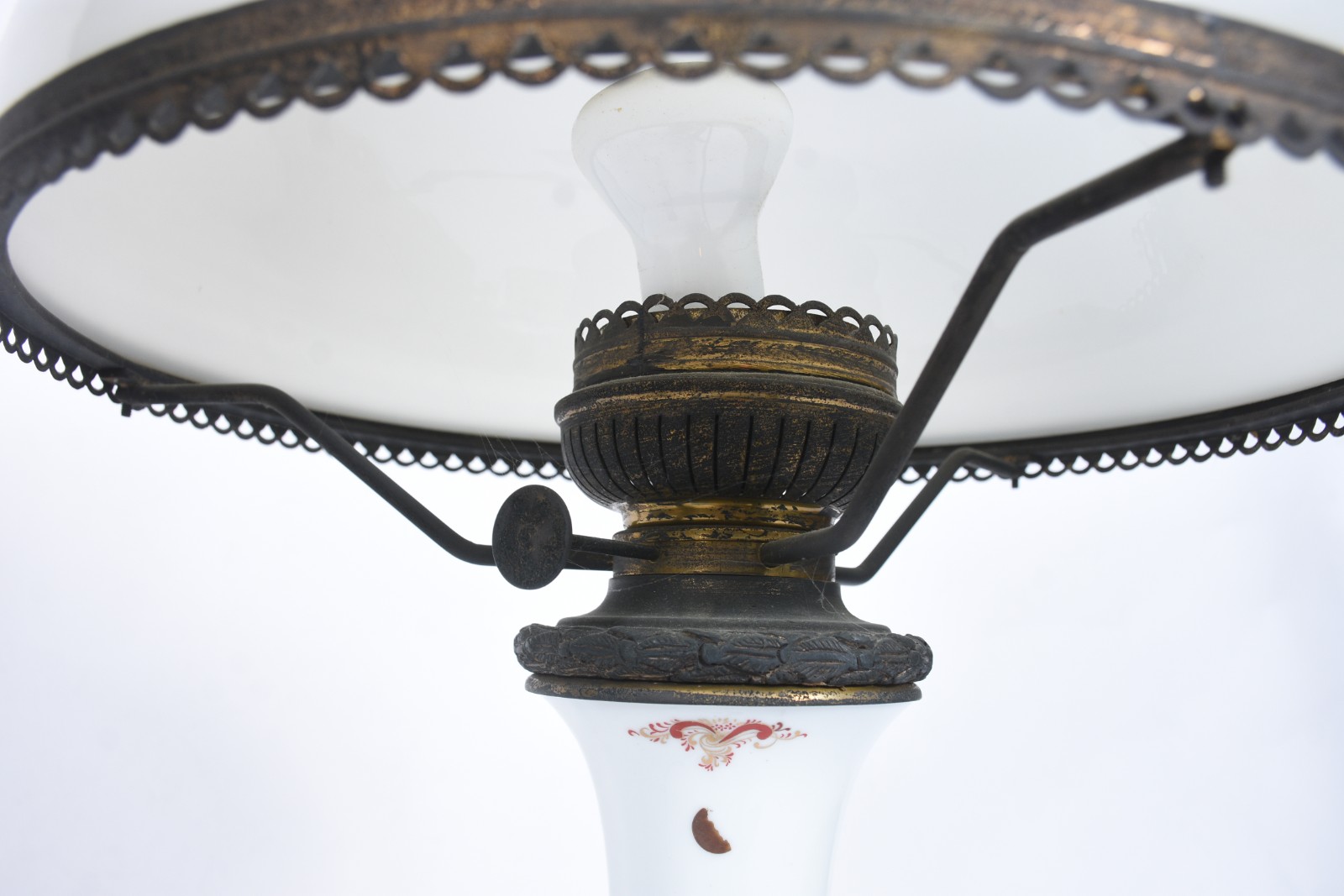 Abatjour de porcelana branca com flores em policromia, cúpula... - foto 4 de 6