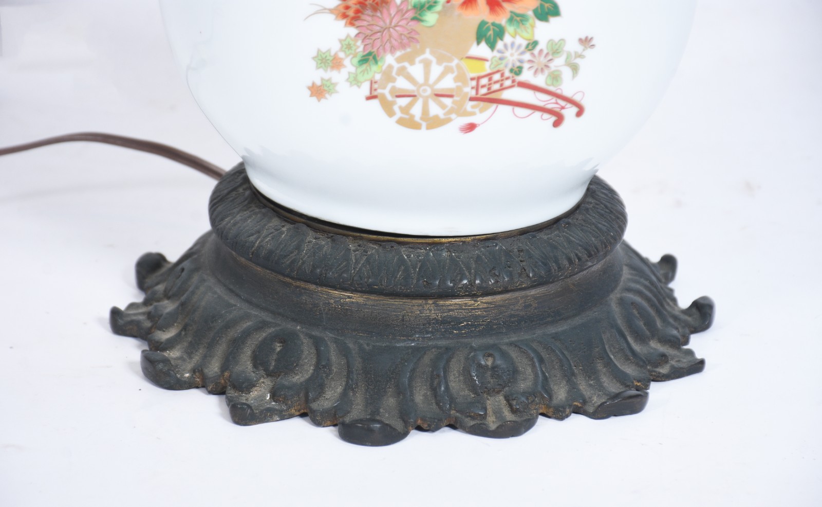 Abatjour de porcelana branca com flores em policromia, cúpula... - foto 5 de 6