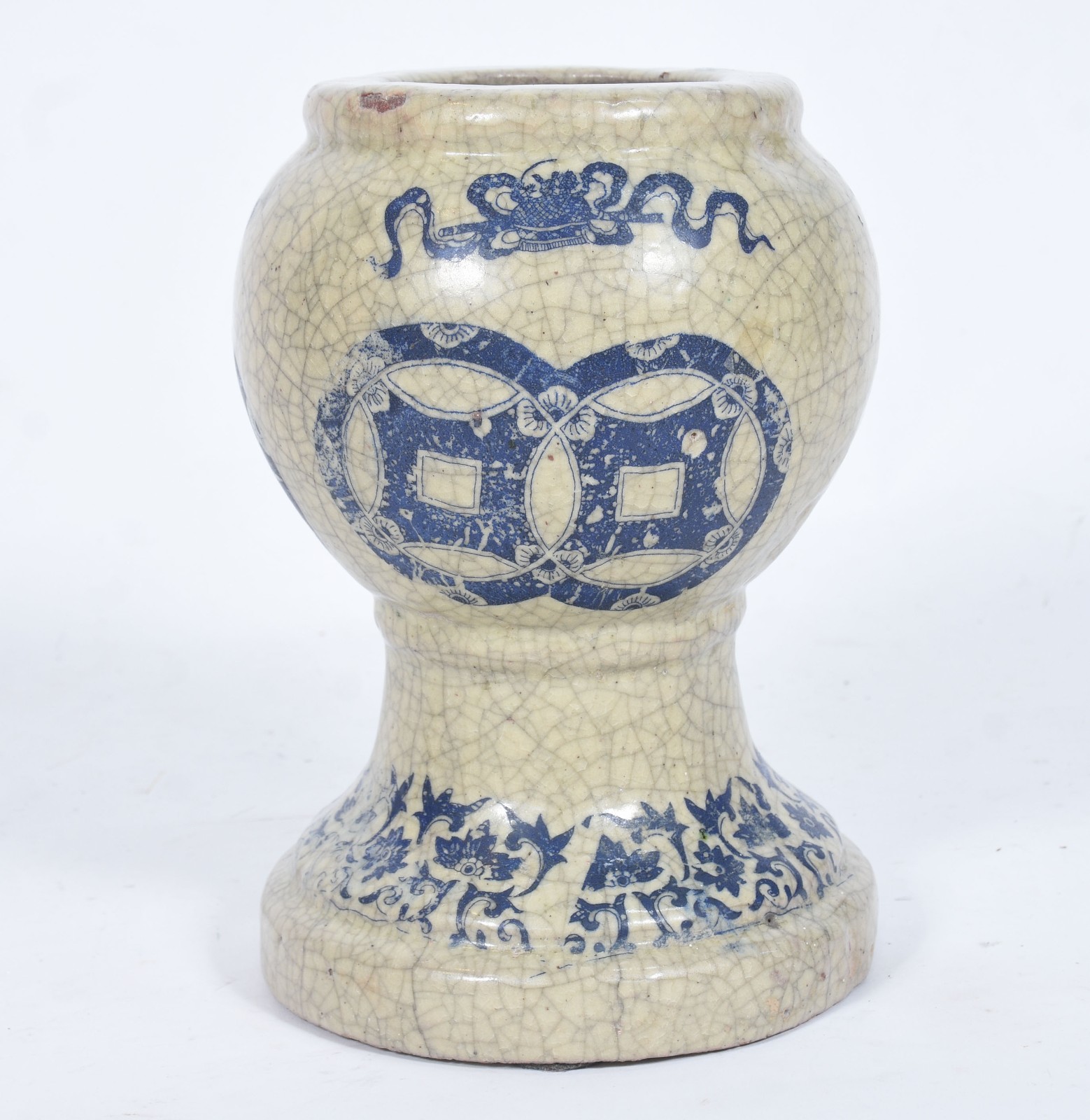 Vaso de cerâmica craquelê decorado com guirlandas azuis, base com a... - foto 1 de 10