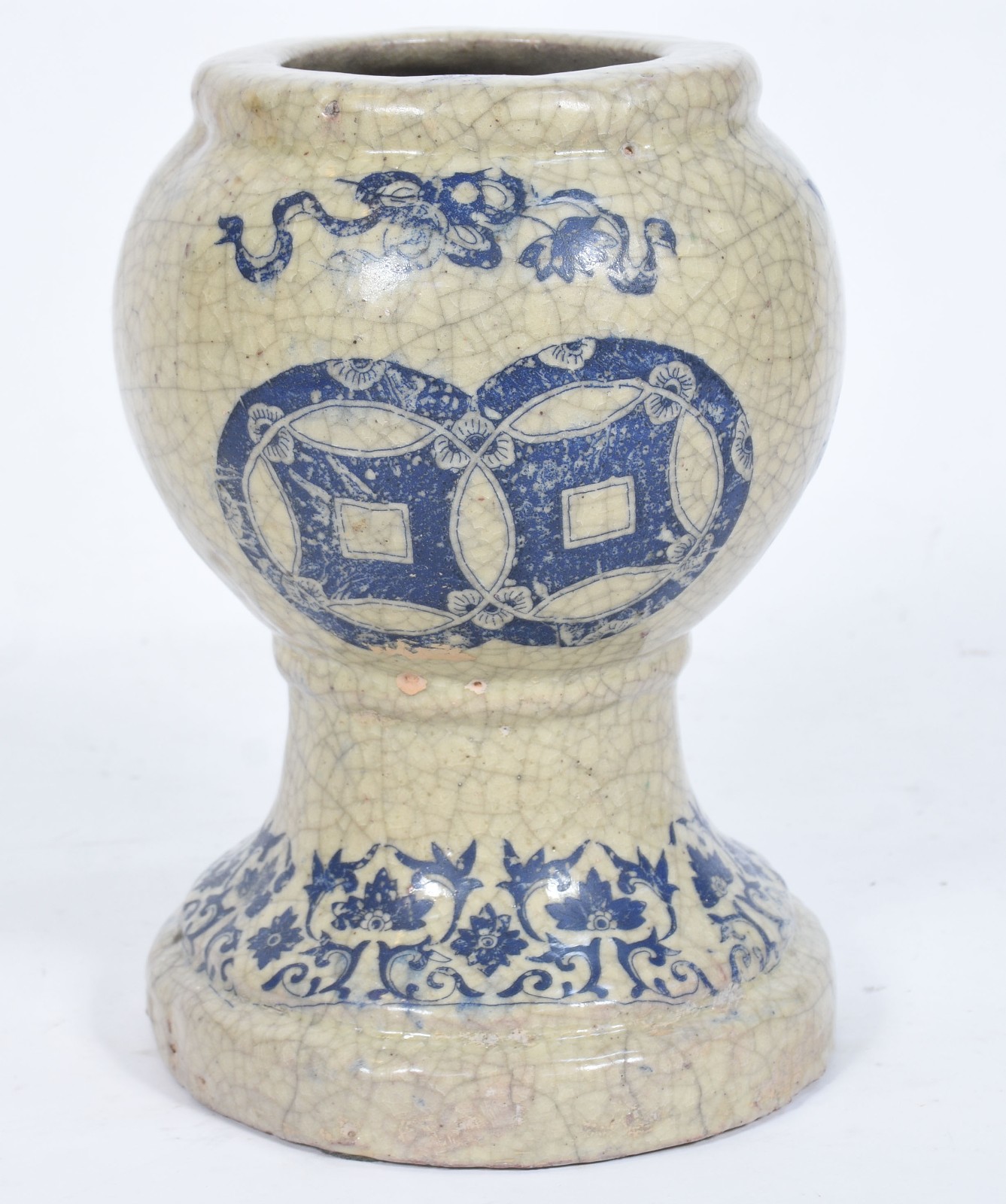 Vaso de cerâmica craquelê decorado com guirlandas azuis, base com a... - foto 2 de 10