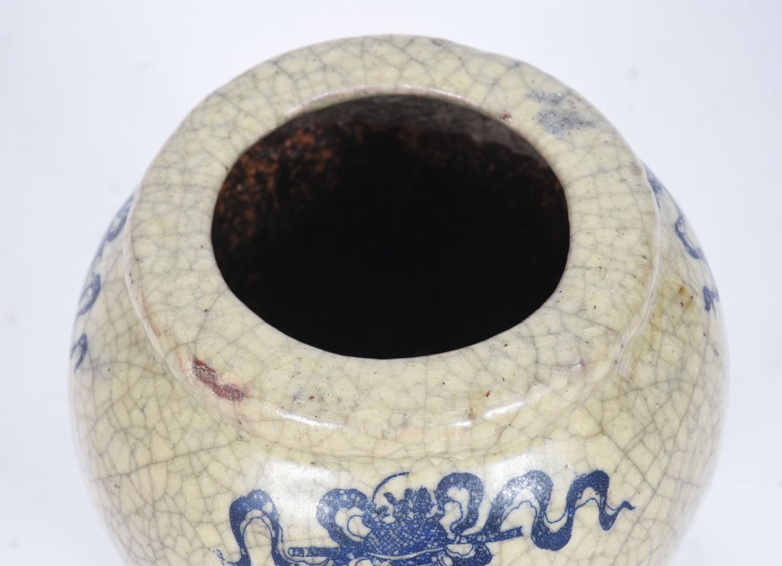 Vaso de cerâmica craquelê decorado com guirlandas azuis, base com a... - foto 3 de 10