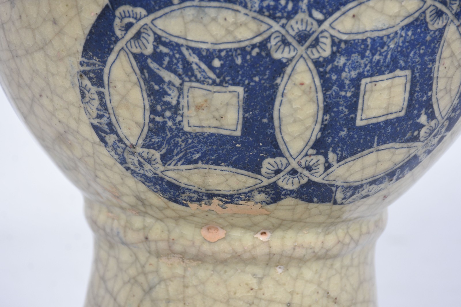 Vaso de cerâmica craquelê decorado com guirlandas azuis, base com a... - foto 4 de 10