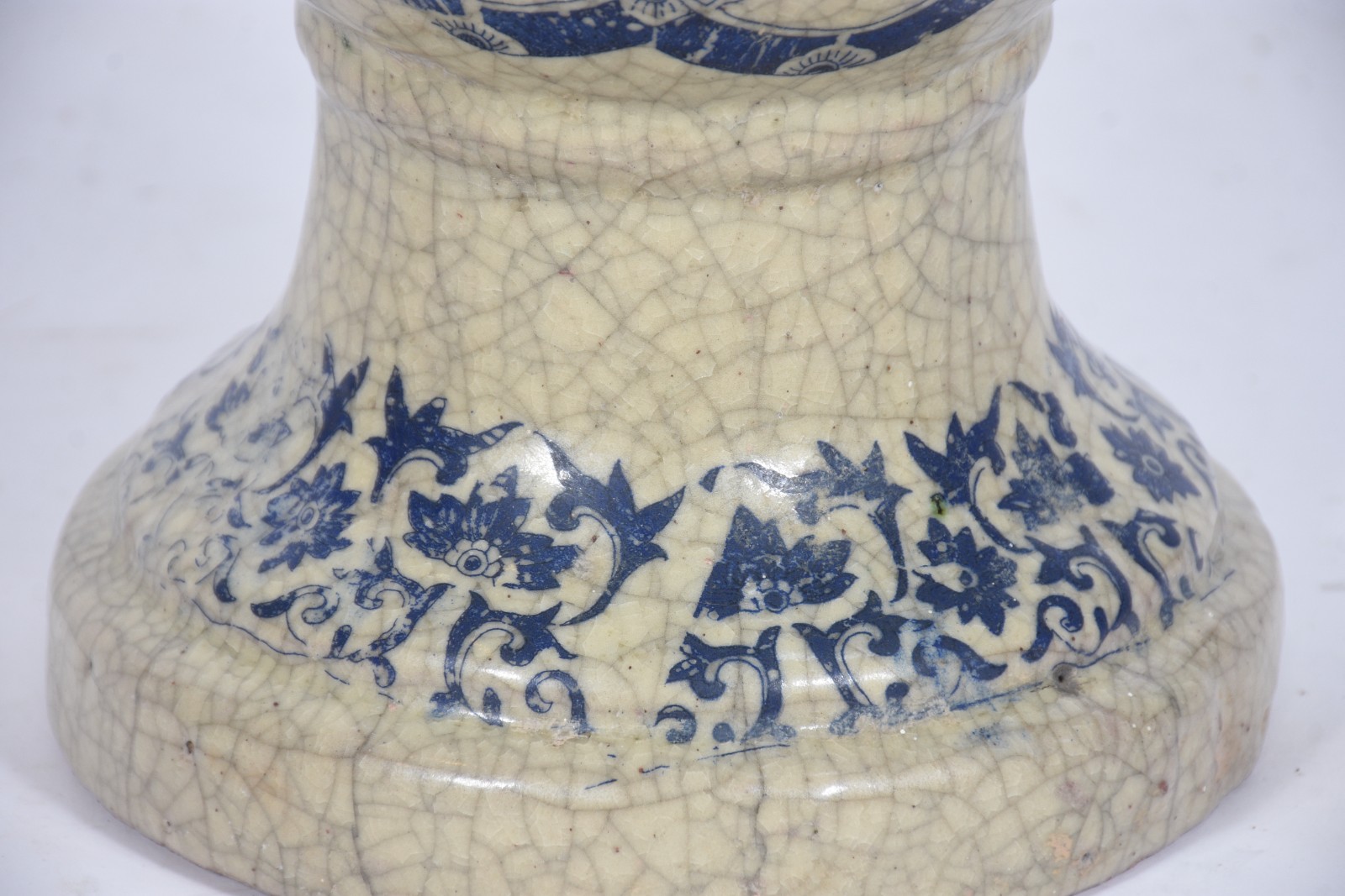 Vaso de cerâmica craquelê decorado com guirlandas azuis, base com a... - foto 5 de 10