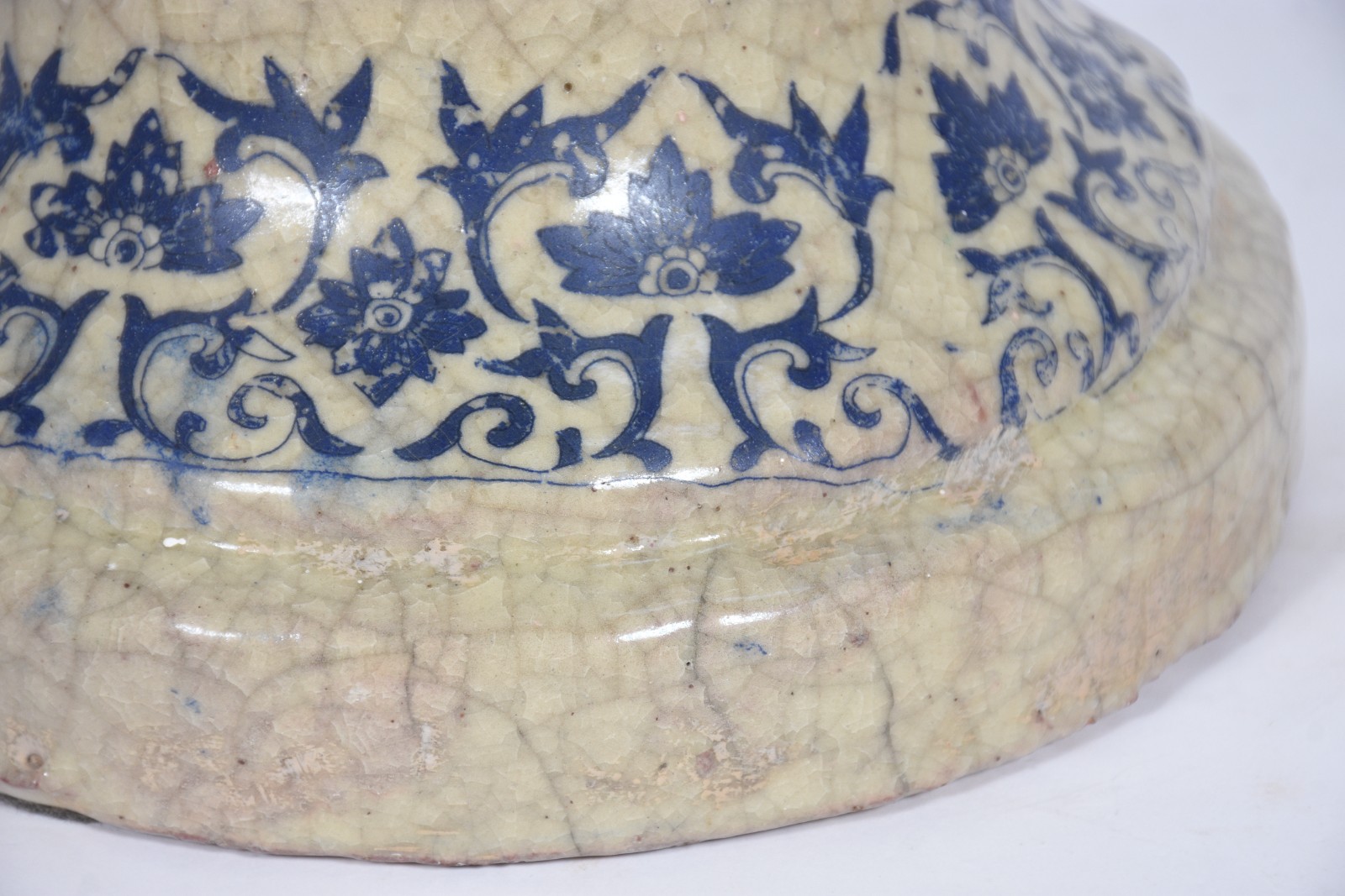Vaso de cerâmica craquelê decorado com guirlandas azuis, base com a... - foto 6 de 10