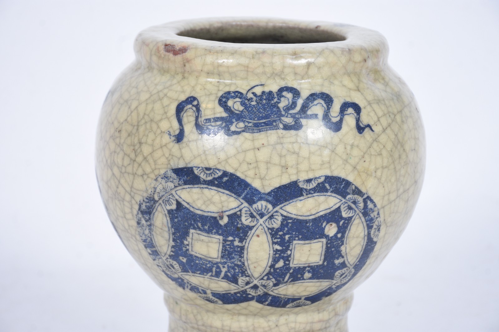 Vaso de cerâmica craquelê decorado com guirlandas azuis, base com a... - foto 7 de 10