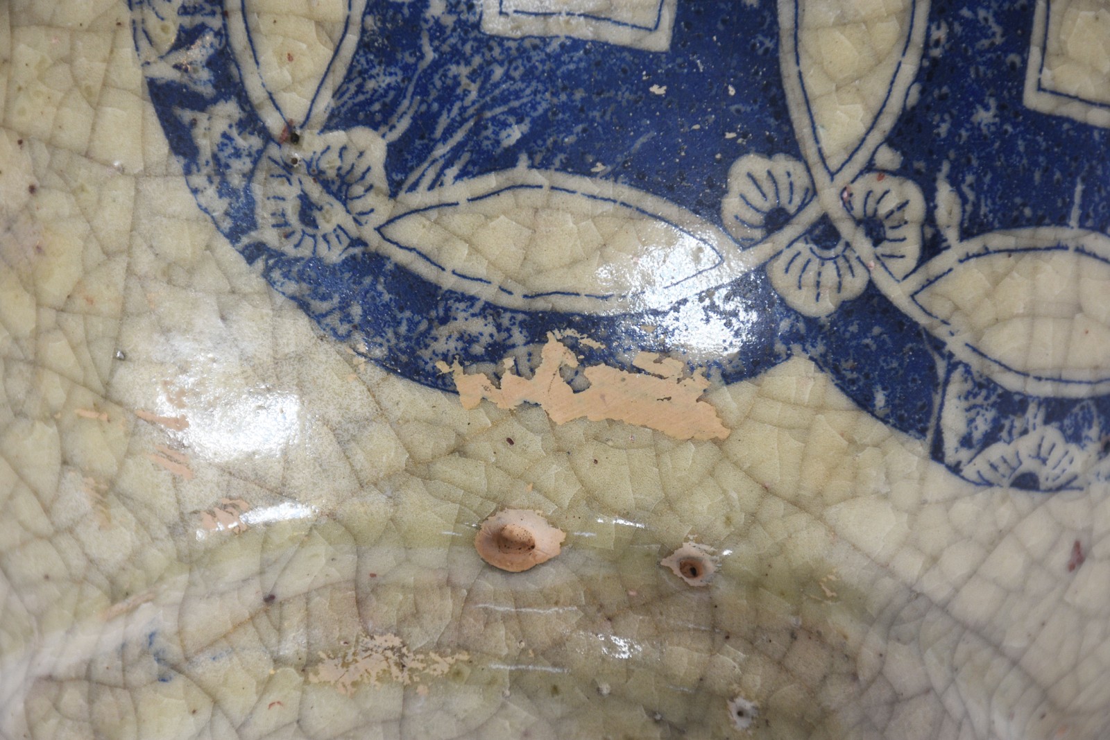 Vaso de cerâmica craquelê decorado com guirlandas azuis, base com a... - foto 10 de 10