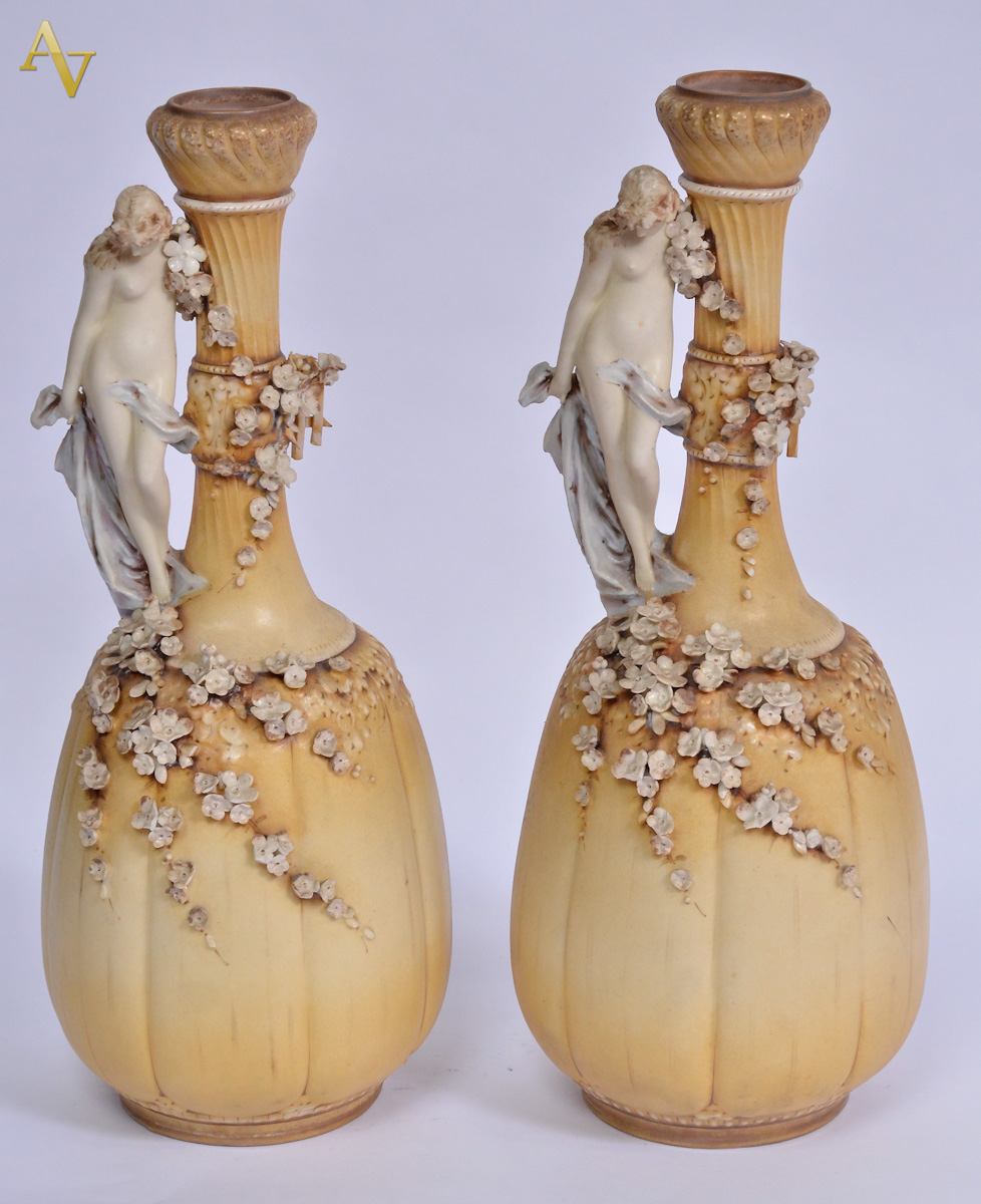 Par de vasos de faiança da Bohemia com alças na forma de figuras...