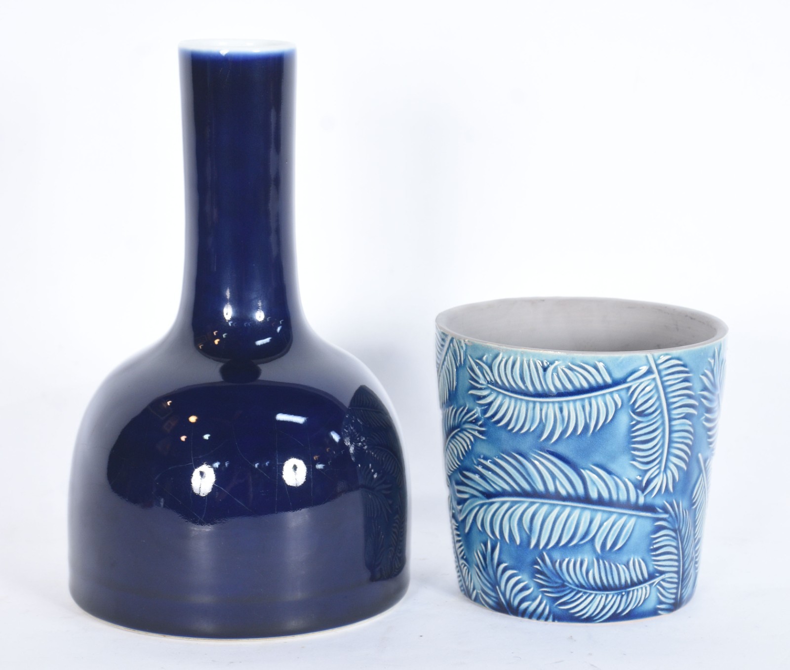 Dois vasos de porcelana, sendo um na cor azul cobalto na forma de... - foto 1 de 4
