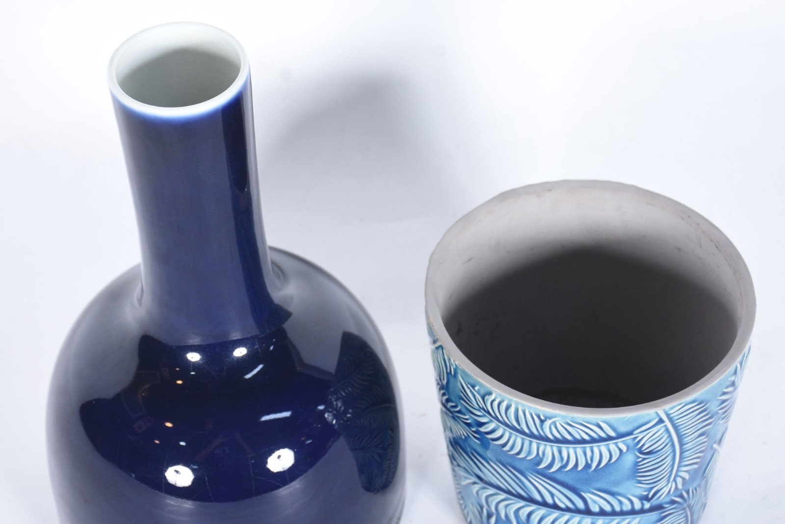 Dois vasos de porcelana, sendo um na cor azul cobalto na forma de... - foto 2 de 4