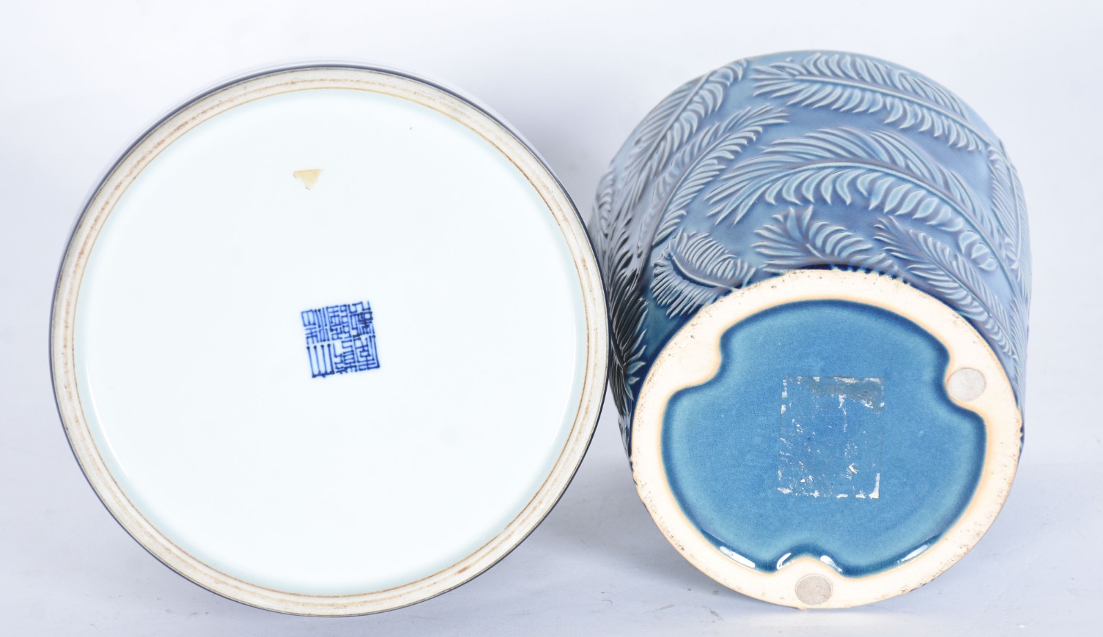 Dois vasos de porcelana, sendo um na cor azul cobalto na forma de... - foto 3 de 4