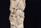 Estatueta de marfim repres.pescador. Alt. 33 cm. - Estatueta de marfim repres.pescador. Alt. 33 cm.