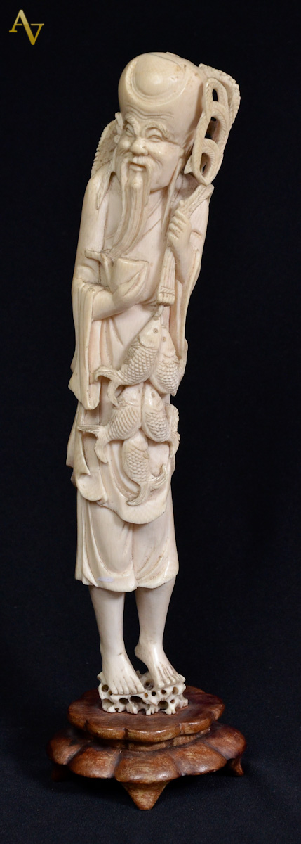 Estatueta de marfim repres.pescador. Alt. 33 cm.