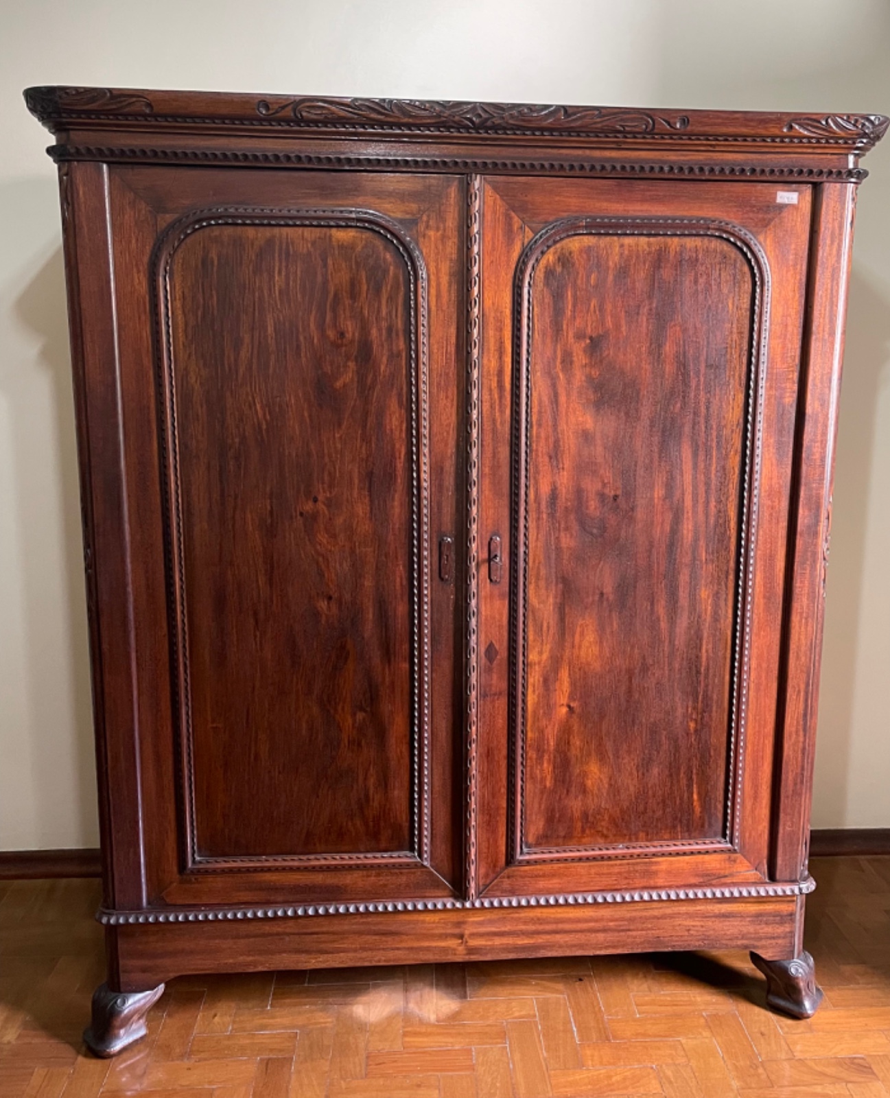 Guarda roupa de madeira nobre. Retirada em casa em Copacabana. - foto 1 de 3